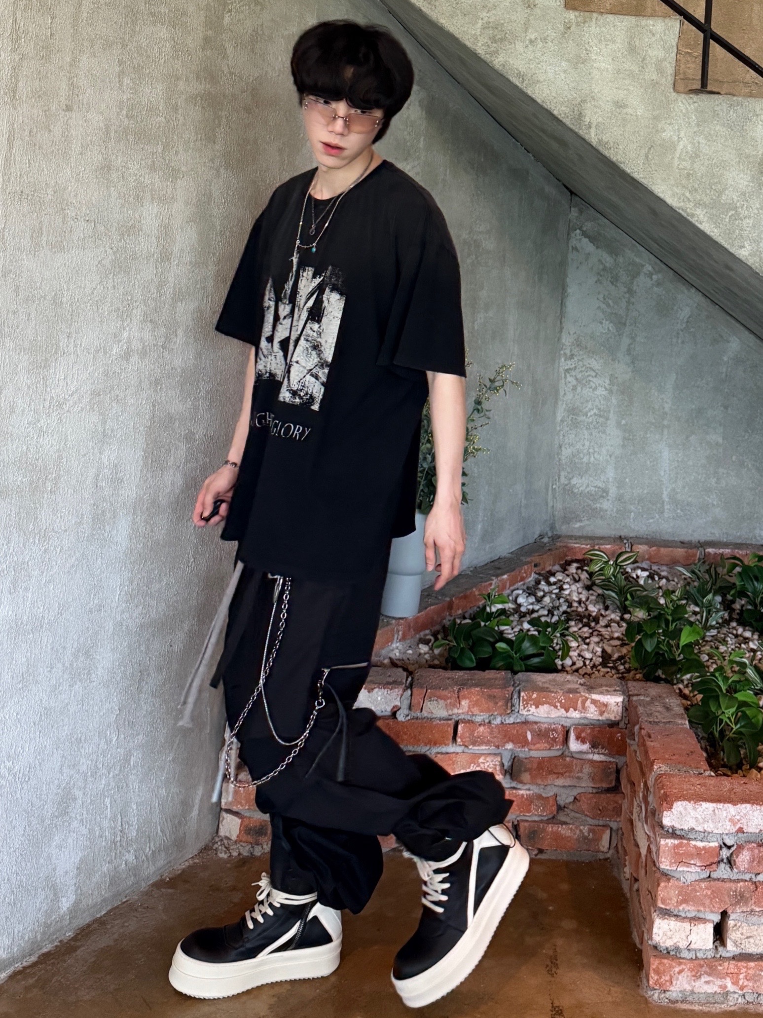 Rick Owens Hollywood Mega Bumper Geobasket in Full Grain Calf Leather Black Milk, Wapworks Wide Safety Cargo Pants Black 착용 스타일 - 5