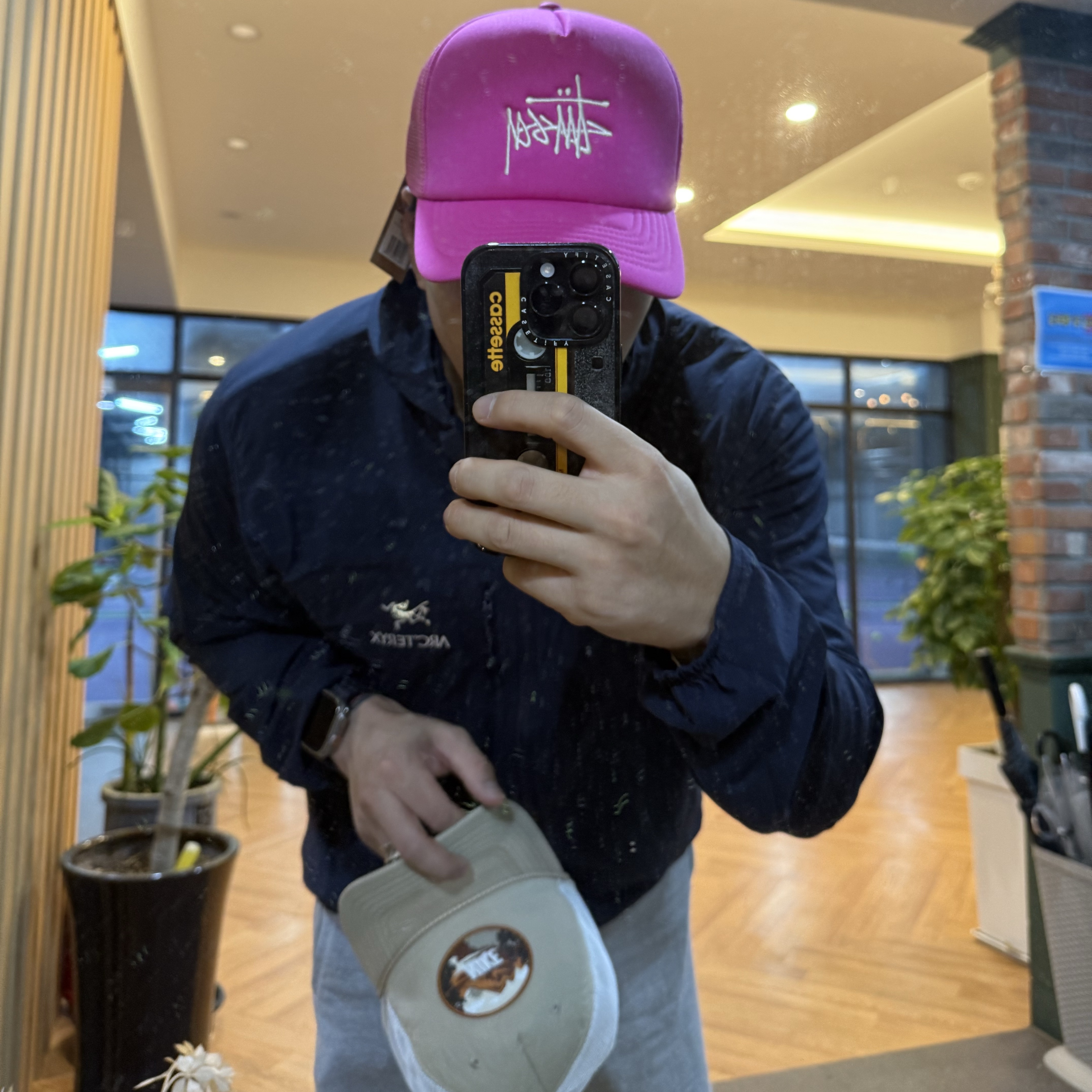Stussy Basic Trucker Cap Hot Pink 착용 스타일 - 2
