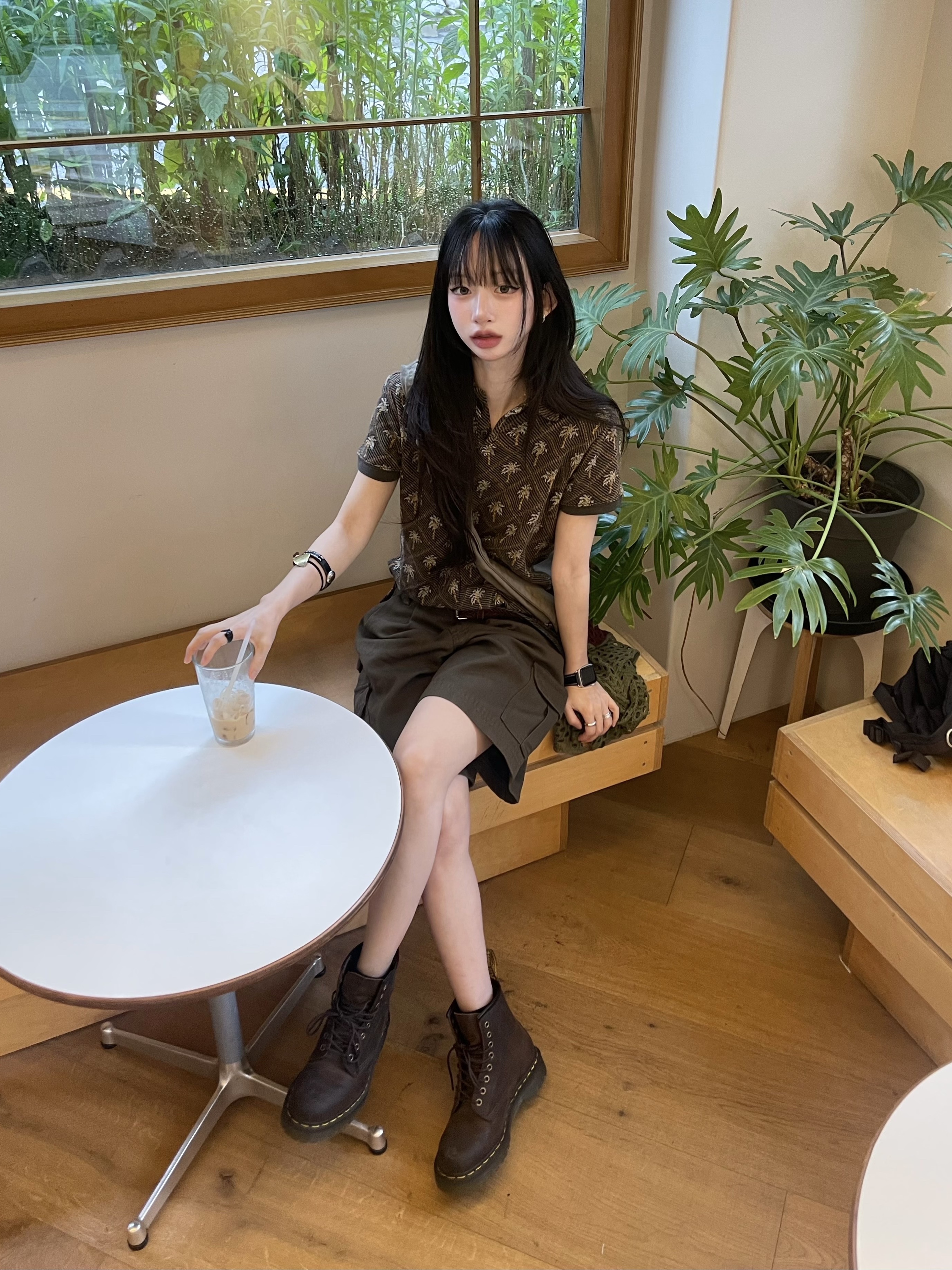 Dr. Martens 1460 Crazy Horse Brown, Kapital No.6 Canvas Snufkin Bag Khaki 착용 스타일 - 3