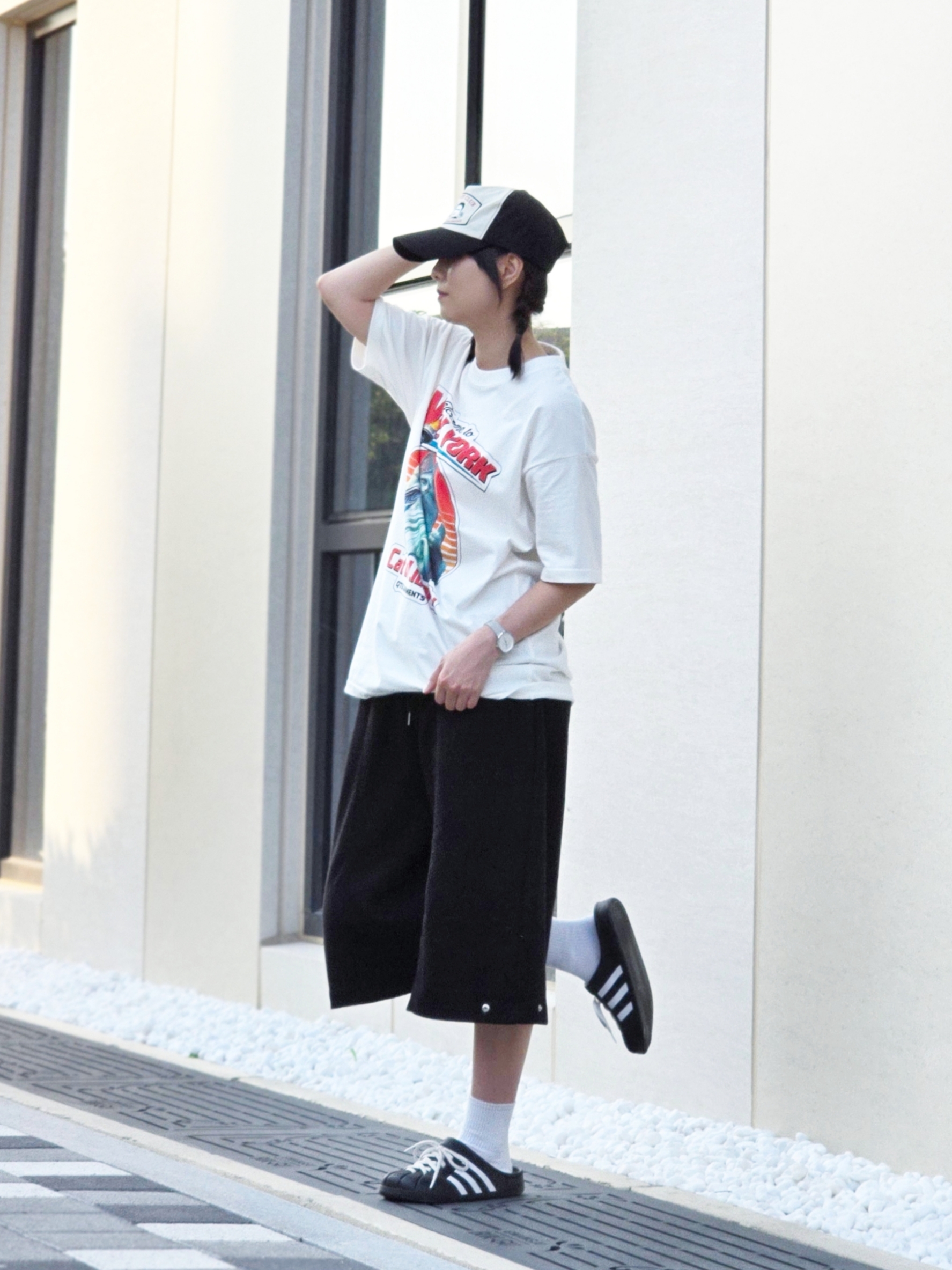 QT8 GARMENTS Cat of Liberty Tee Ivory, Adidas Adilette Clog Black White 착용 스타일 - 1