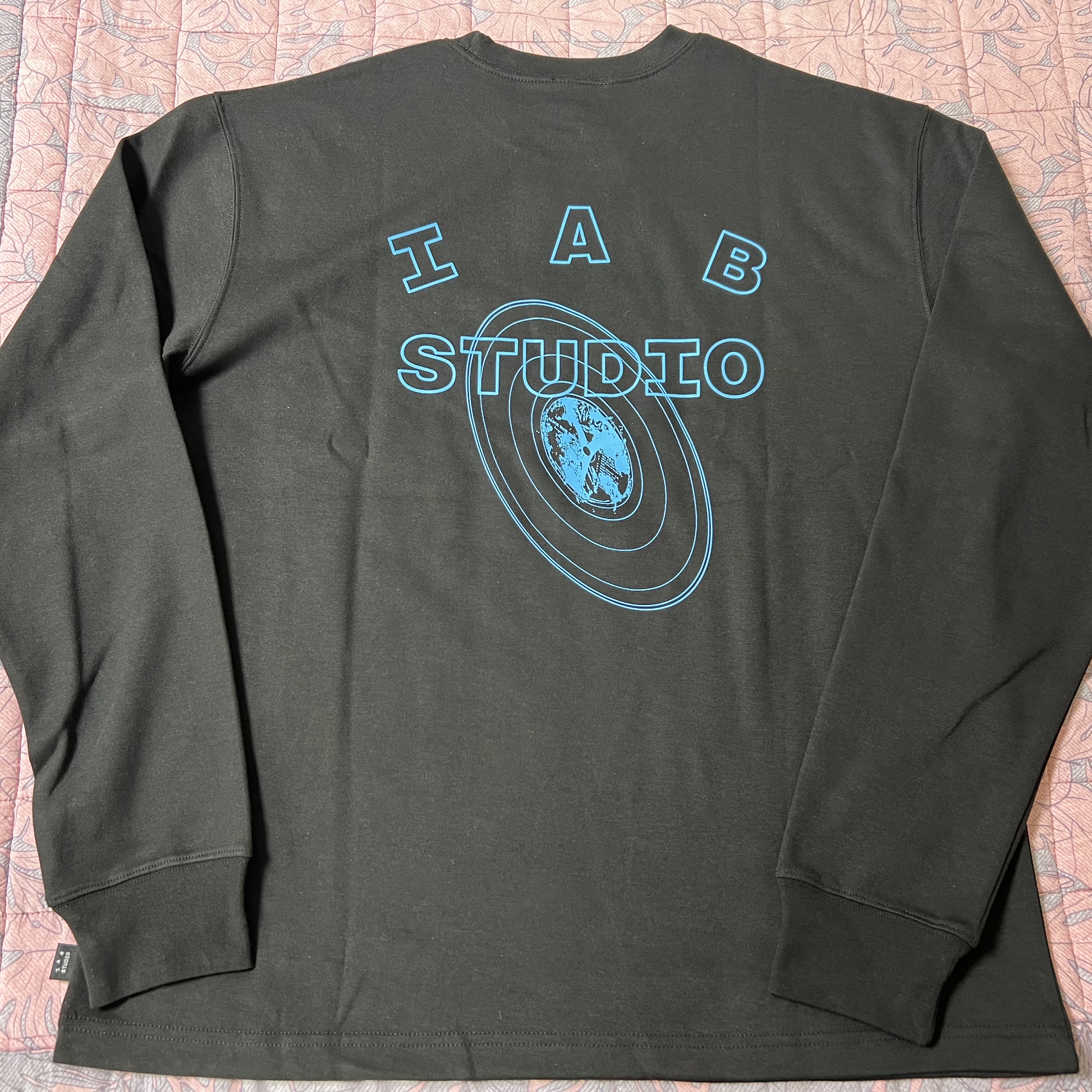 IAB Studio x Lost in Starlight Jay Longsleeve Black Cyan 착용 스타일 - 2