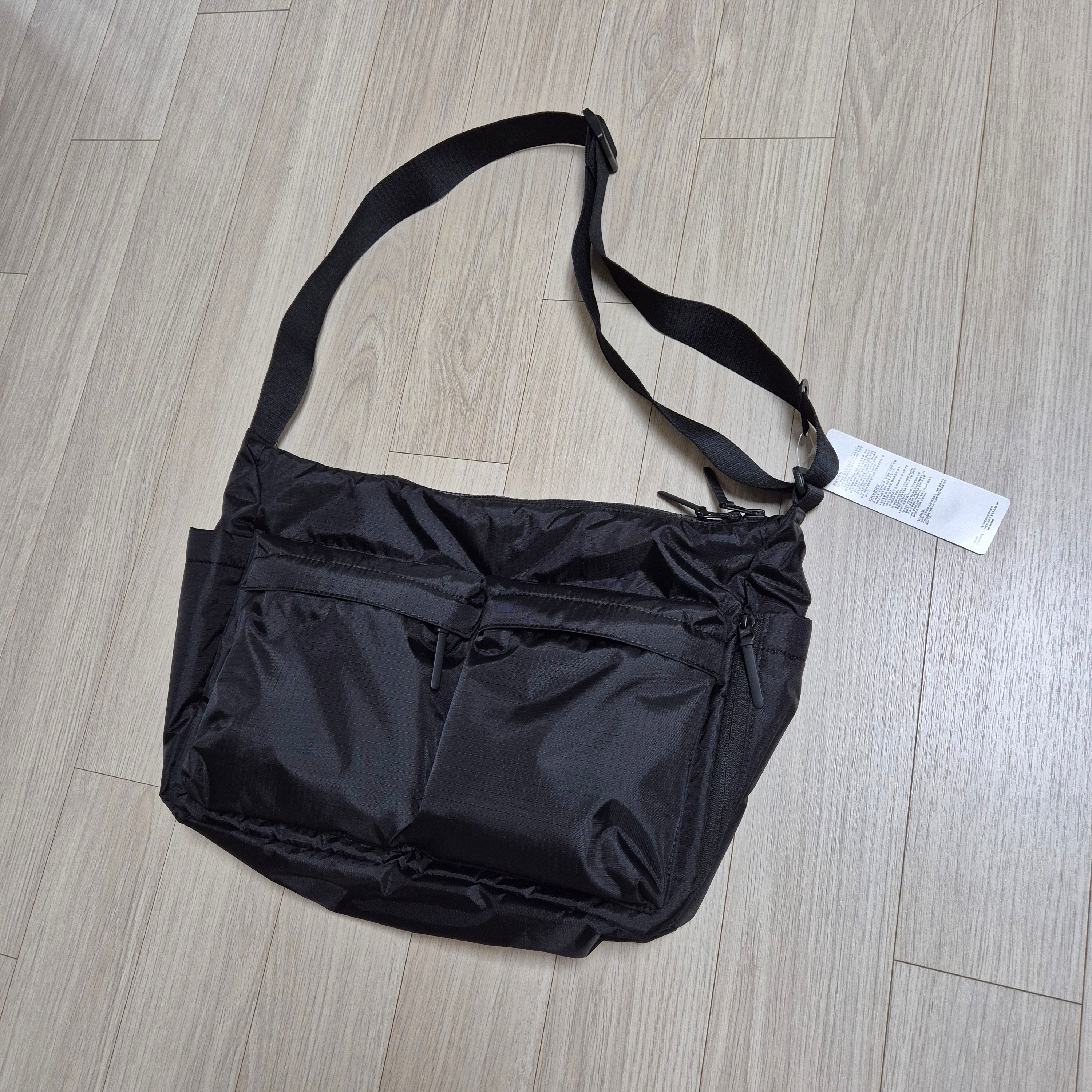 Uniqlo Multi Pocket Shoulder Bag Black 착용 스타일 - 1