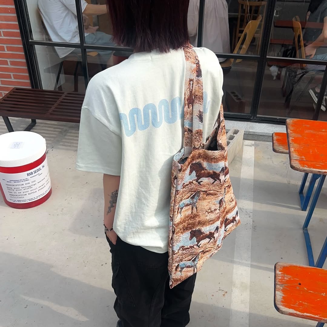 Not New Wave Logo T-Shirt Pistachio, Not New Pattern Tote Bag Horse 착용 스타일 - 3