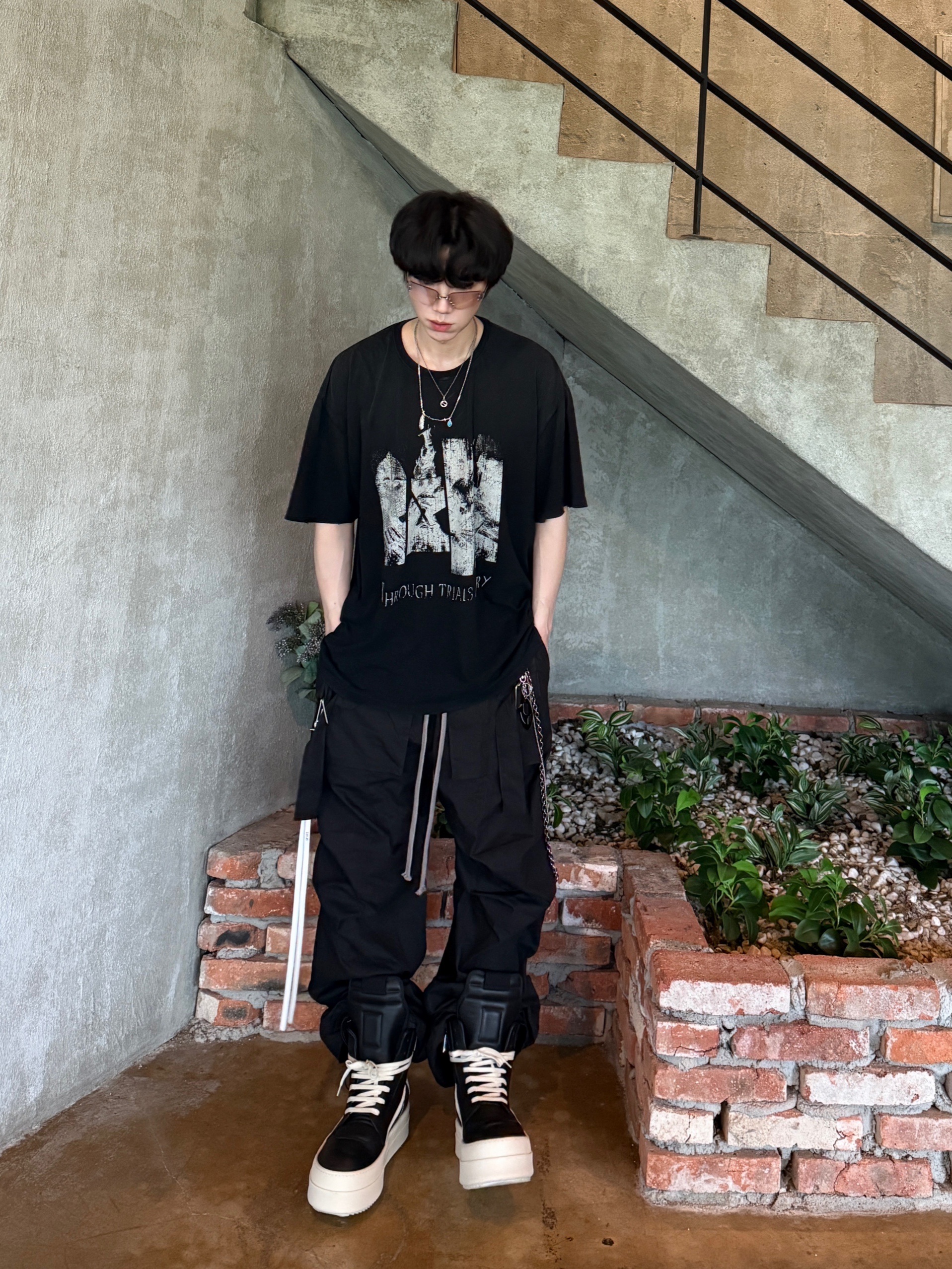 Rick Owens Hollywood Mega Bumper Geobasket in Full Grain Calf Leather Black Milk, Wapworks Wide Safety Cargo Pants Black 착용 스타일 - 2