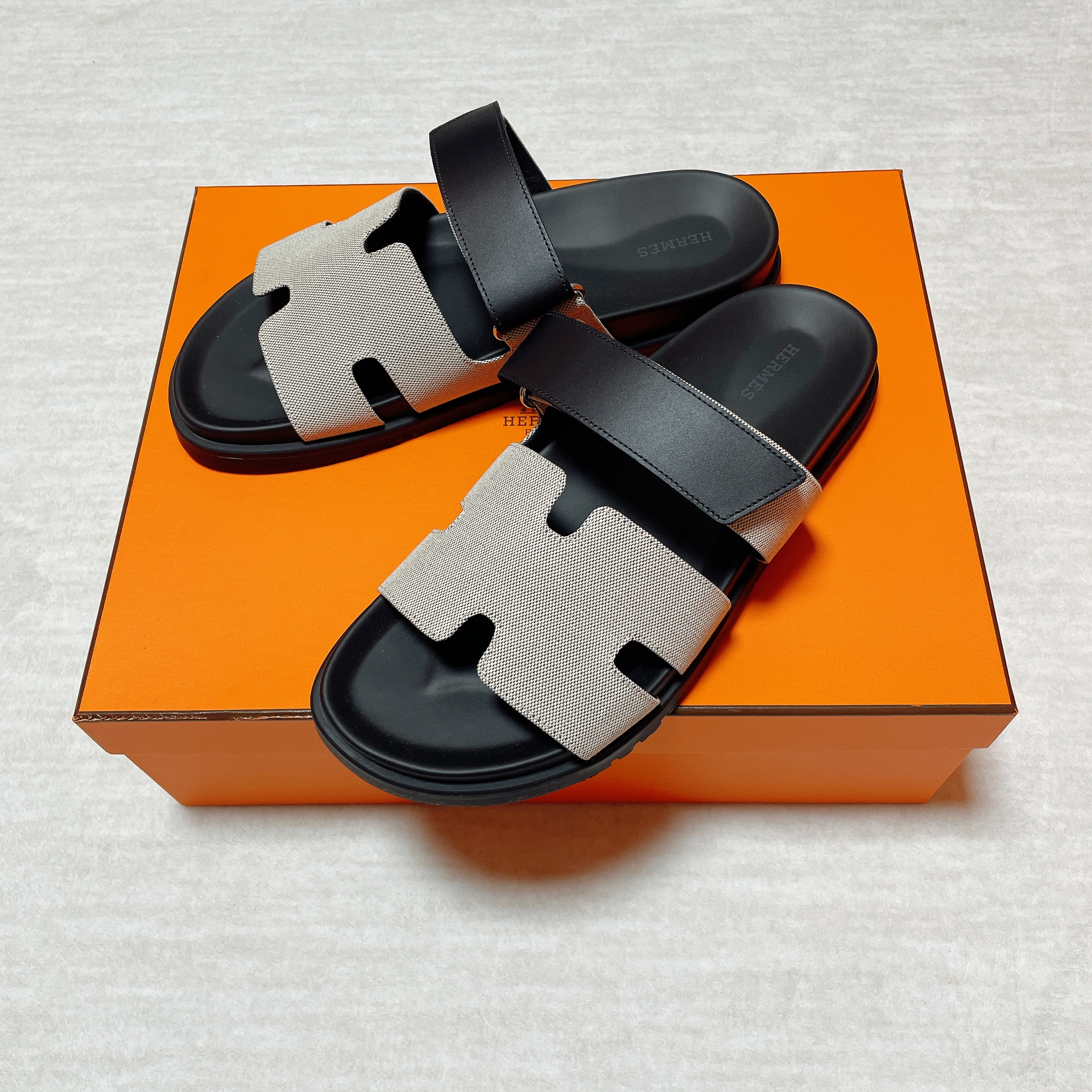 Hermes Chypre Sandal Canvas Calfskin & Prunoir Noir 착용 스타일