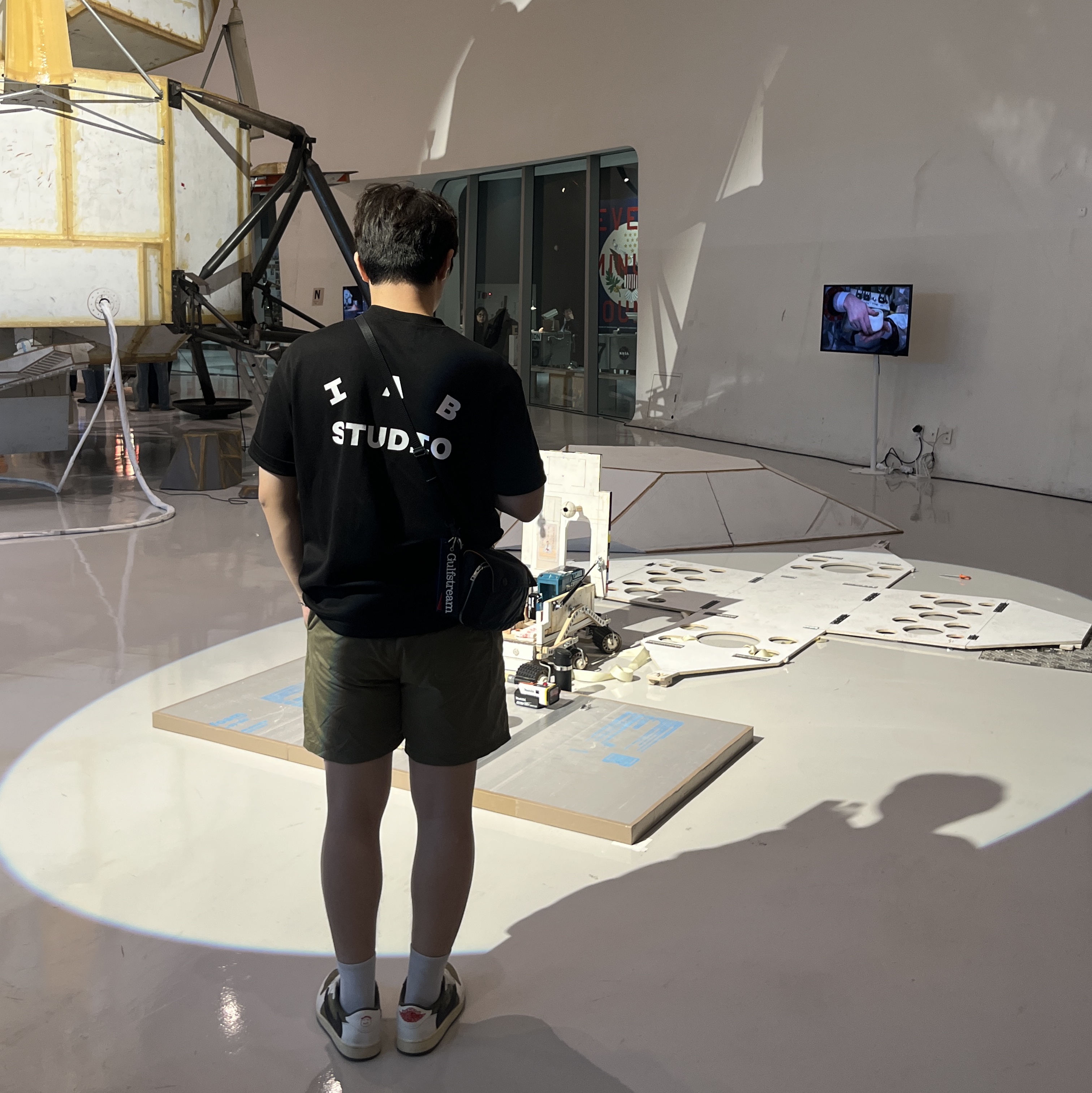 IAB Studio Basic T-Shirt Black White, Jordan 1 x Travis Scott Retro Low OG SP Reverse Olive 착용 스타일 - 1