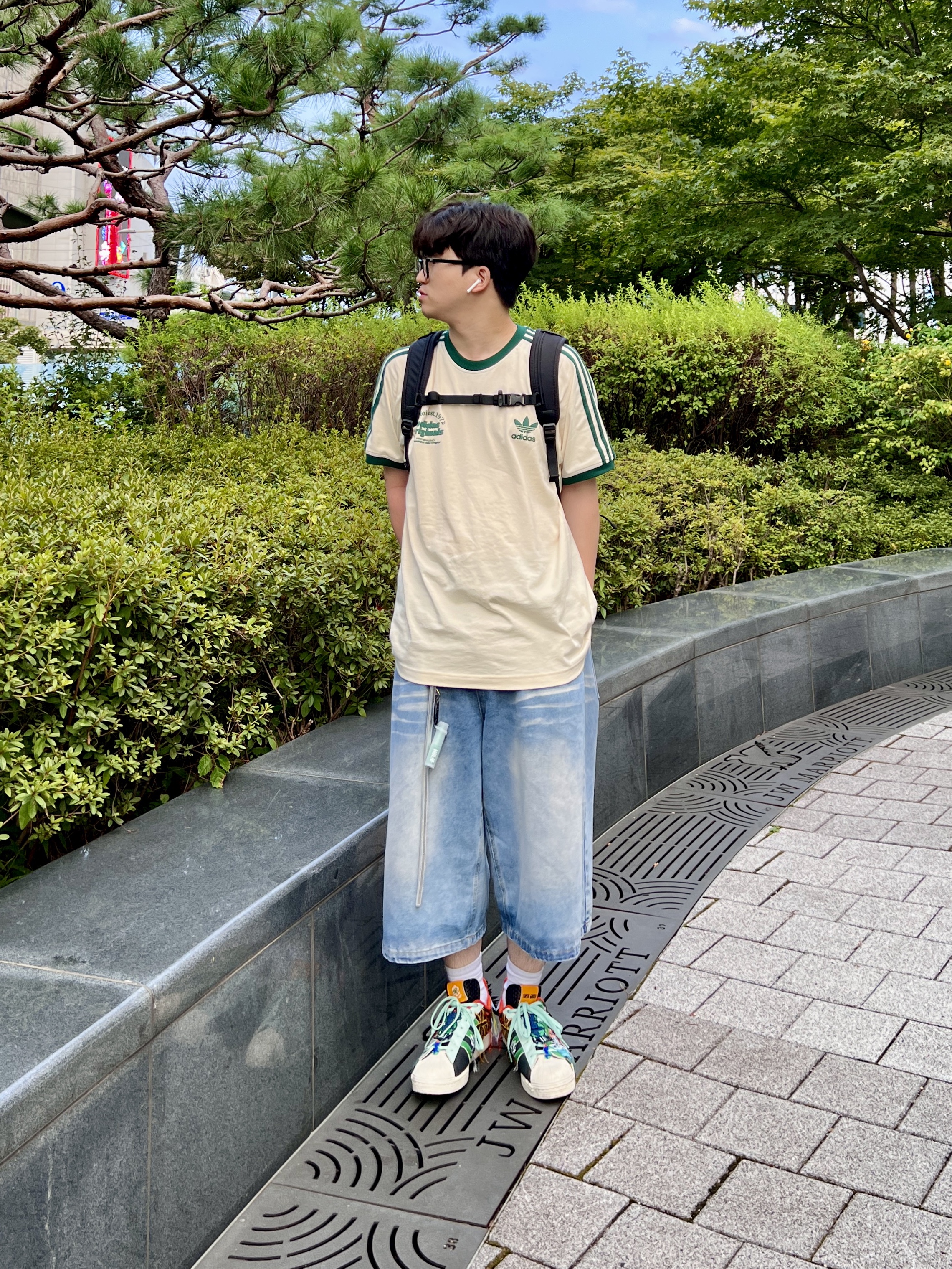Adidas Sport Graphic Cali T-Shirt Wonder White - KR Sizing, Adidas x Sean Wotherspoon Superstar Superearth Black 착용 스타일 - 2