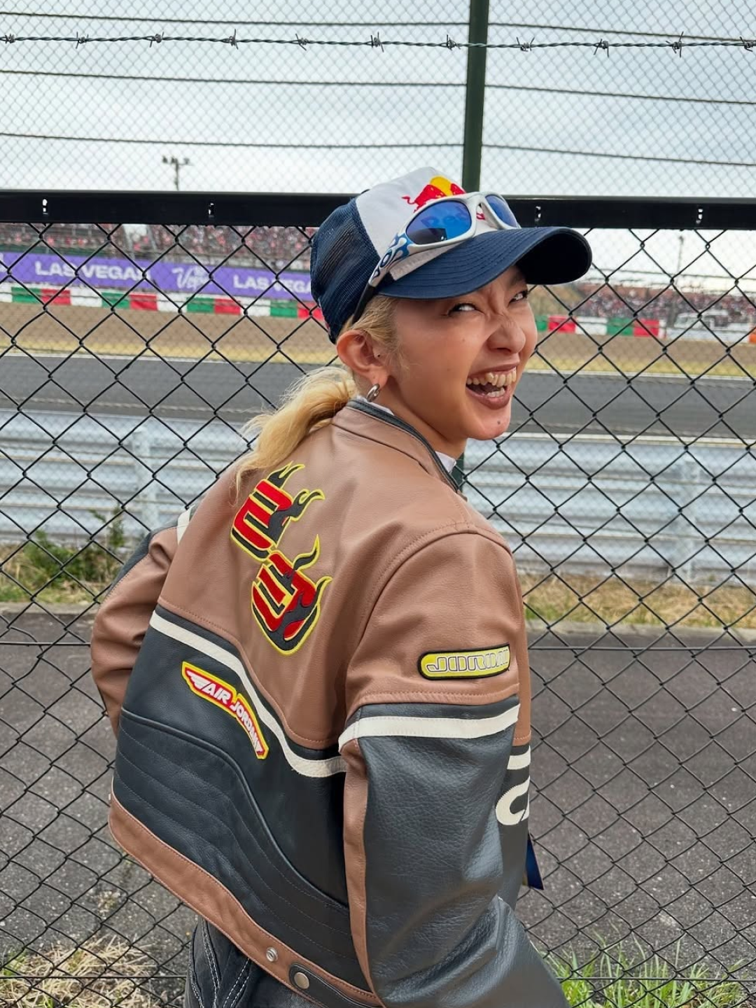 Oakley MUZM Straight Jacket 99 X-Silver Flames Prizm Black, Supreme x MLB Teams Box Logo New Era Burnt Orange Detroit - 24SS 착용 스타일 - 2