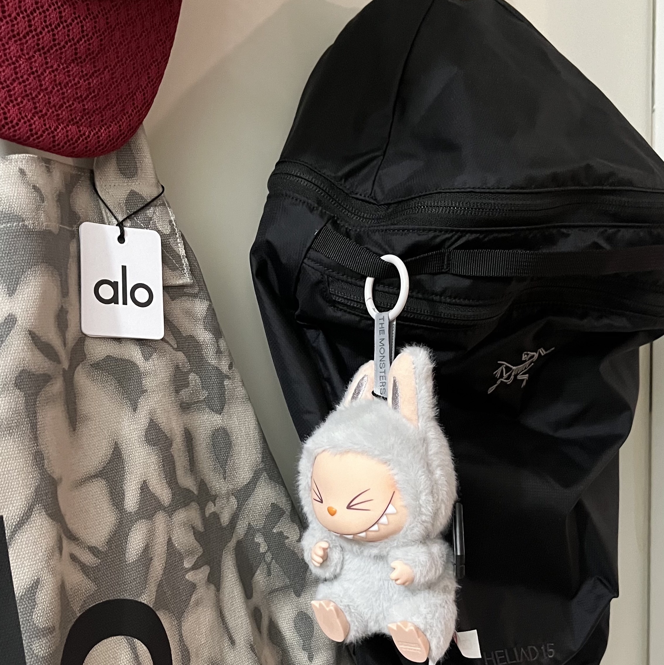 Arc'teryx Heliad 15 Backpack Black, Pop Mart Labubu Let's Play Together Doll Series Hehe Keyring (Opened Case) 착용 스타일 - 1
