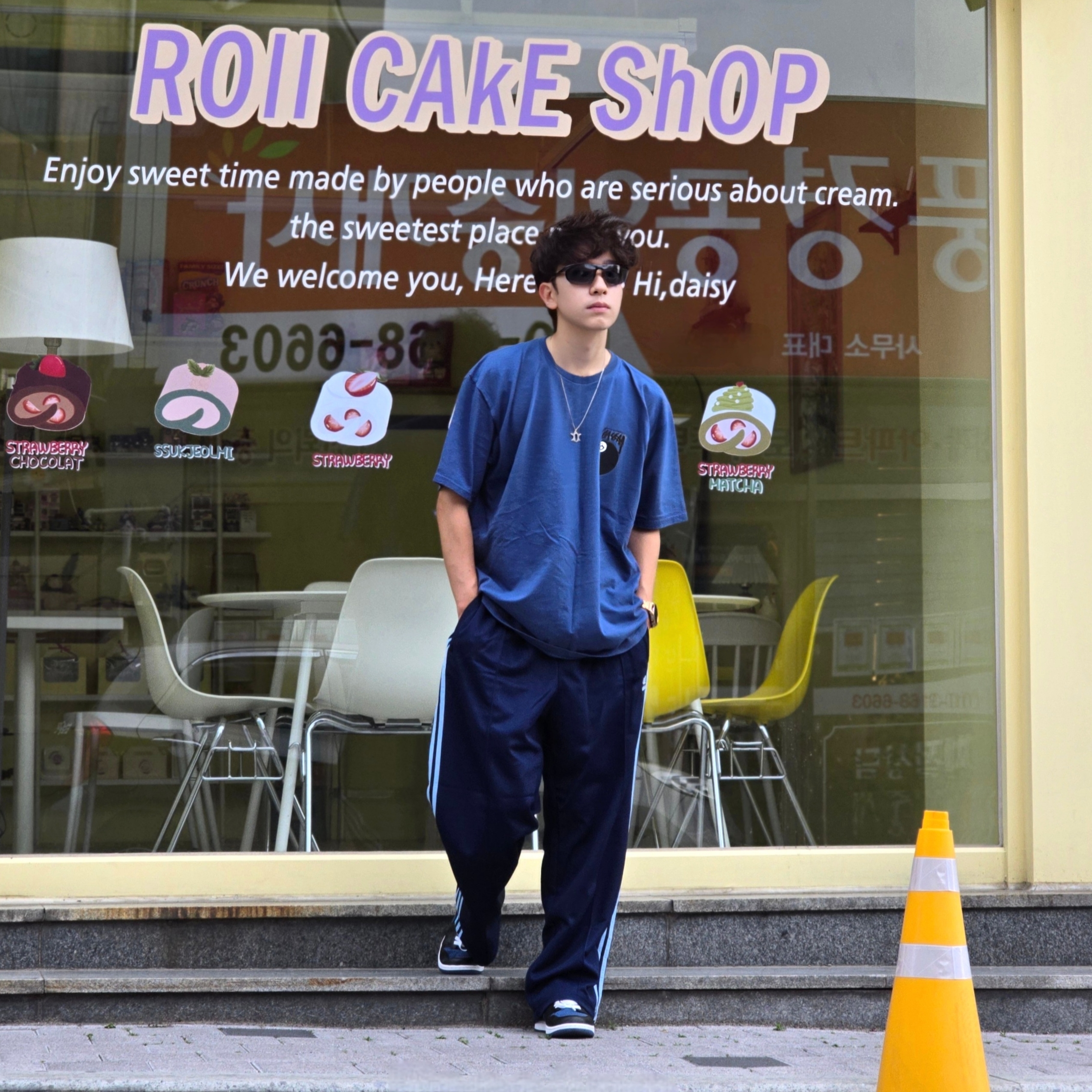 Stussy 8 Ball T-Shirt Midnight - 22SS, Adidas Originals Adicolor Buggy Fit Firebird Track Pants Night Indigo Clear Sky - KR Sizing 착용 스타일 - 3