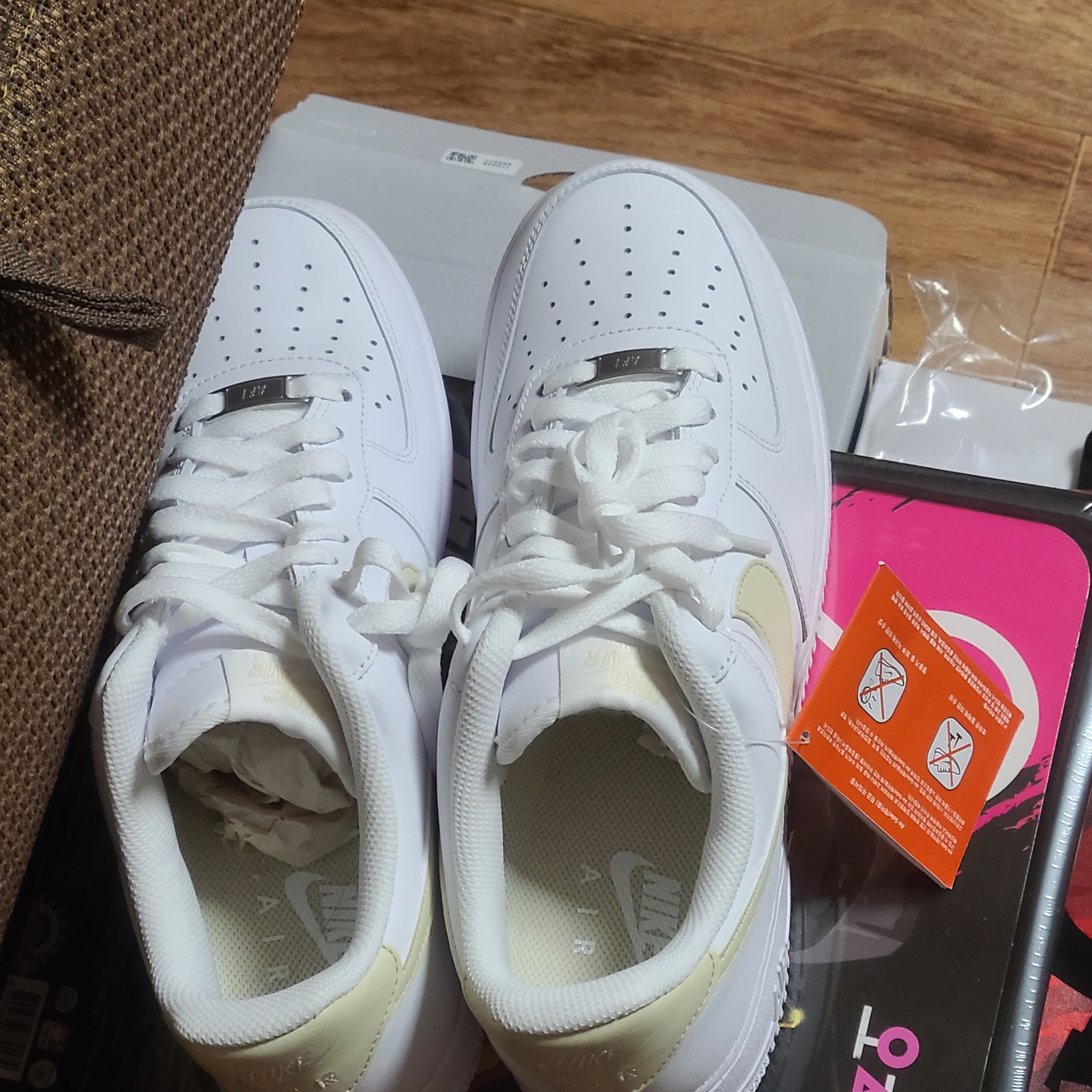 Nike Air Force 1 '07 White Light Khaki 착용 스타일
