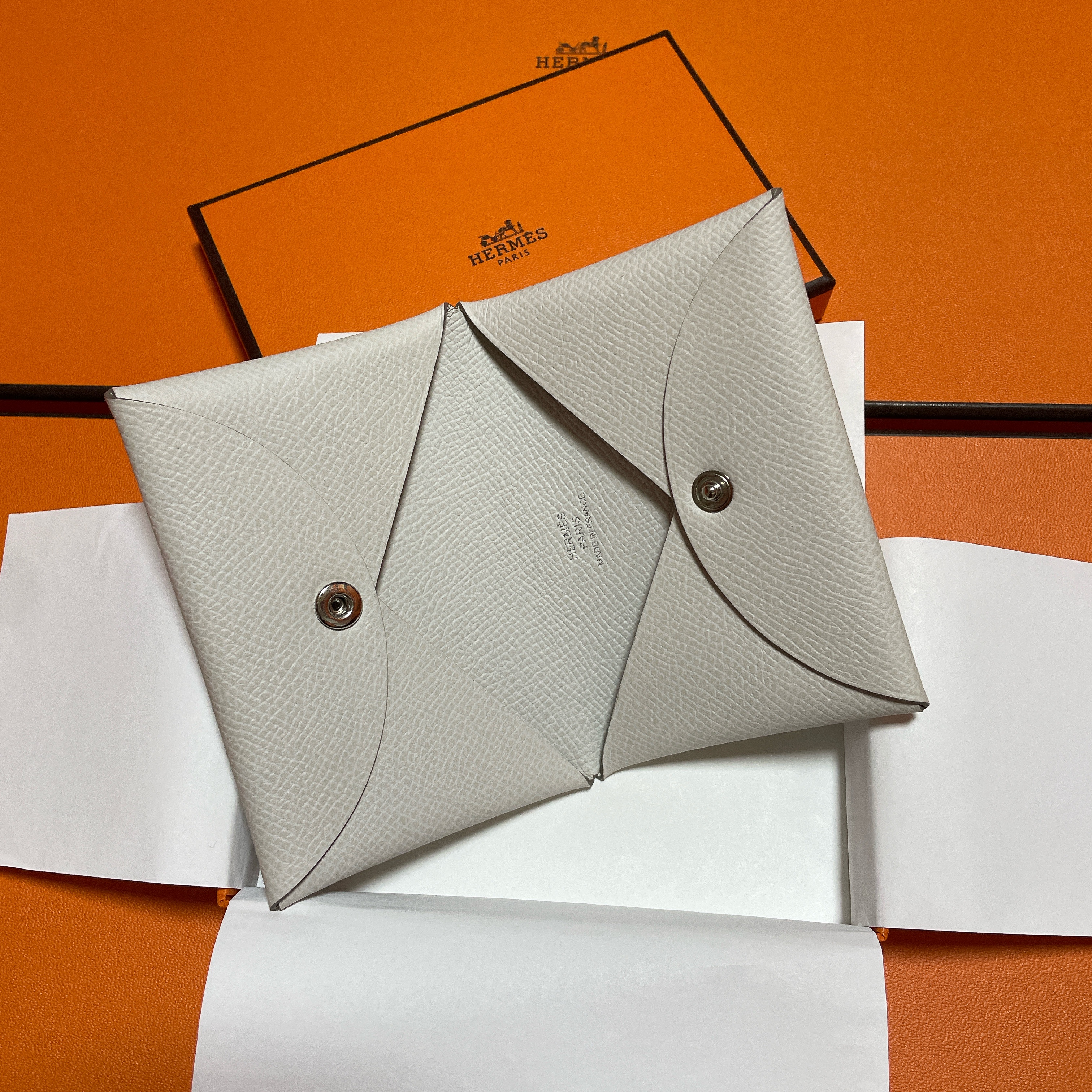 Hermes Calvi Card Holder Epsom & Palladium Gris Pale 착용 스타일