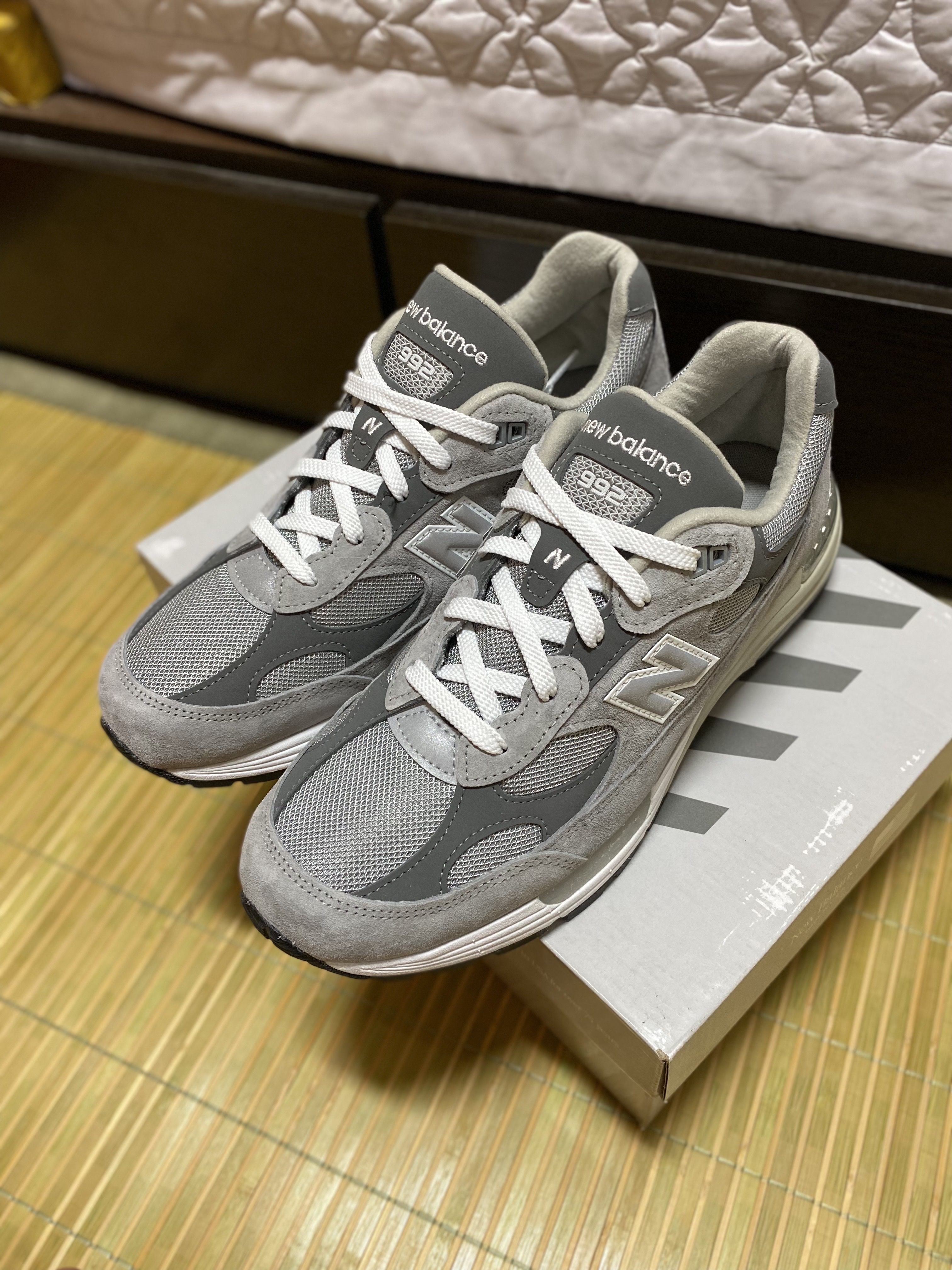 New Balance 992 Made in USA Core Grey Silver Metallic 착용 스타일