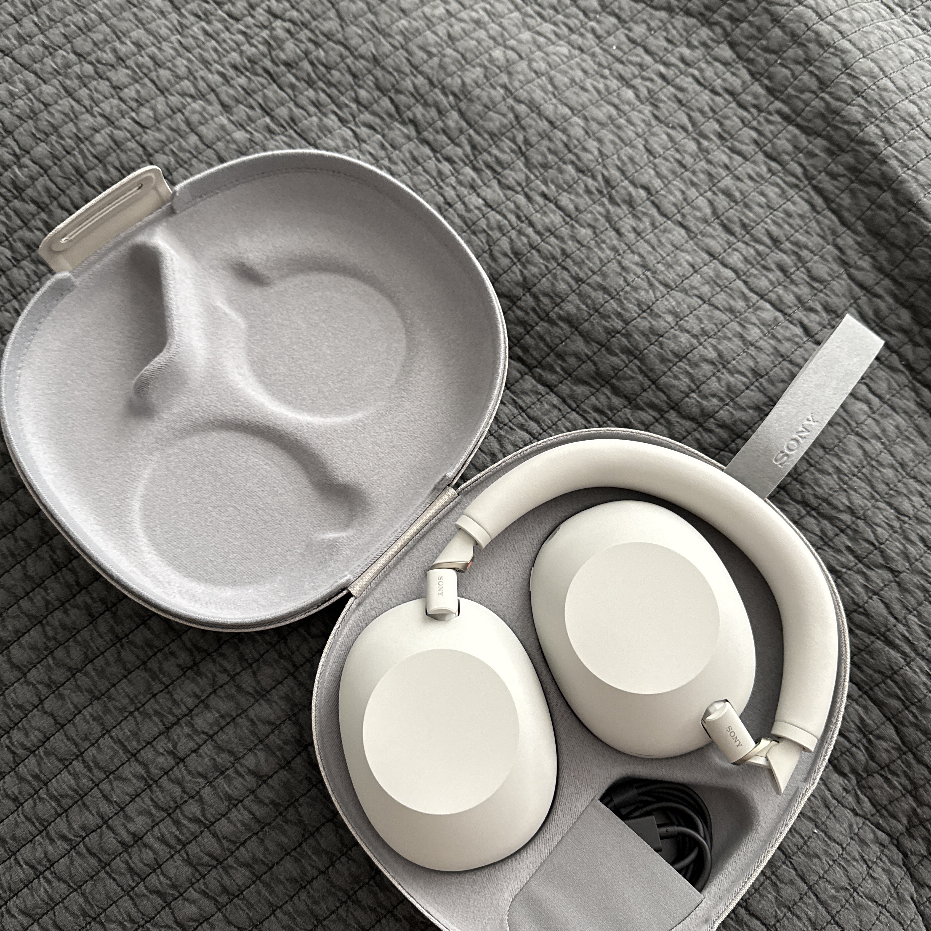 Sony WH-1000XM6 Silver (Sony Korea Ver.) 착용 스타일