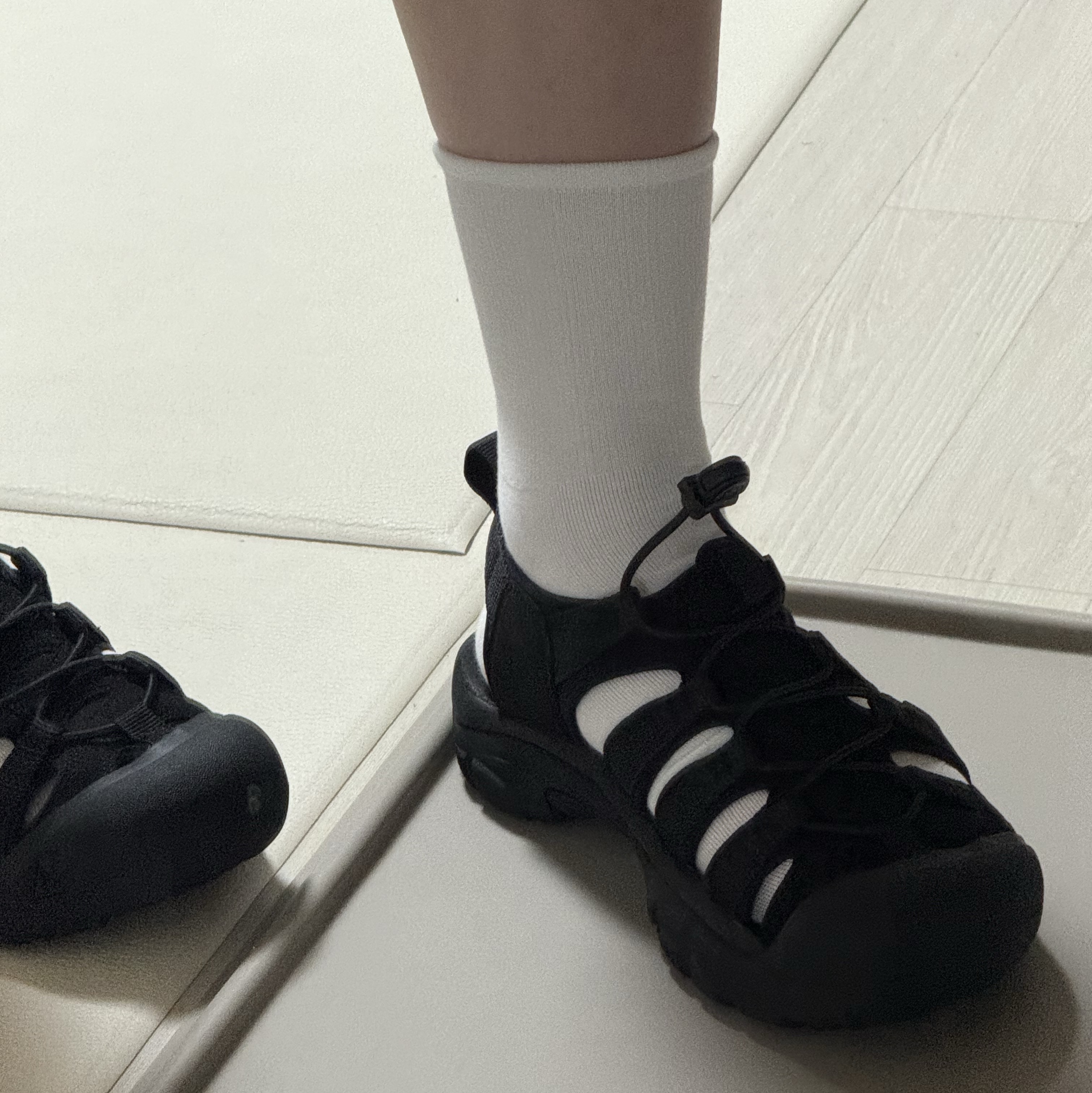 (W) Keen Newport H2 Triple Black 착용 스타일