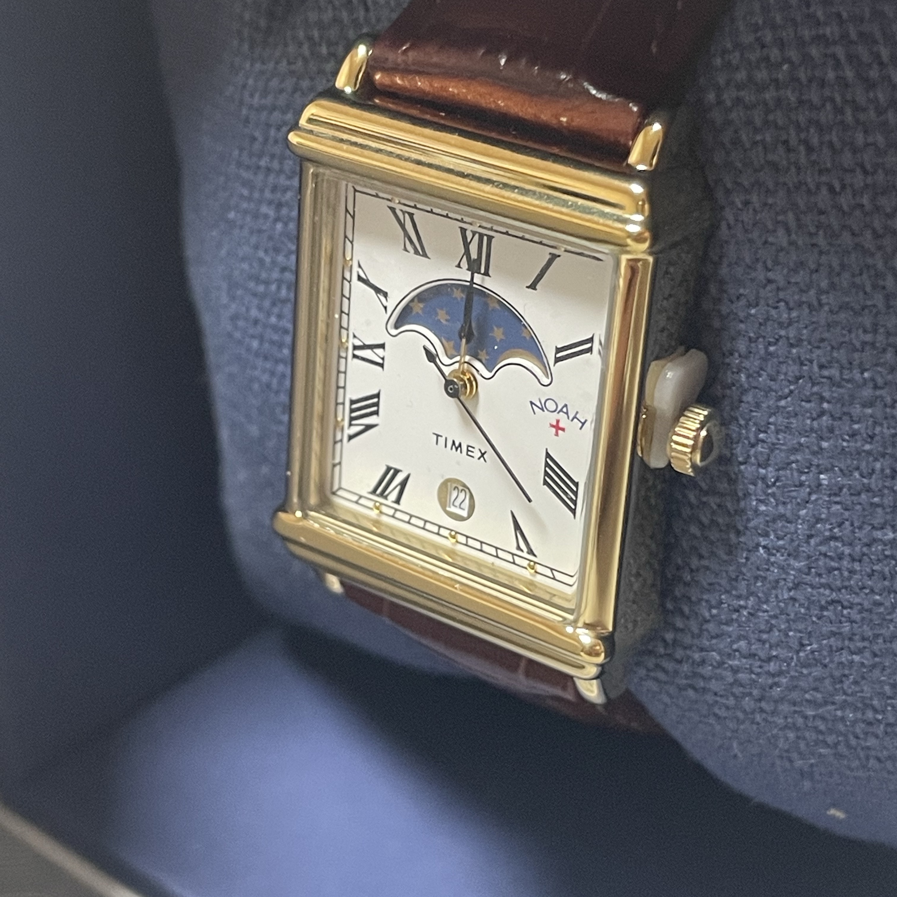 Timex x Noah Moon Phase Watch Brown Gold 착용 스타일 - 2