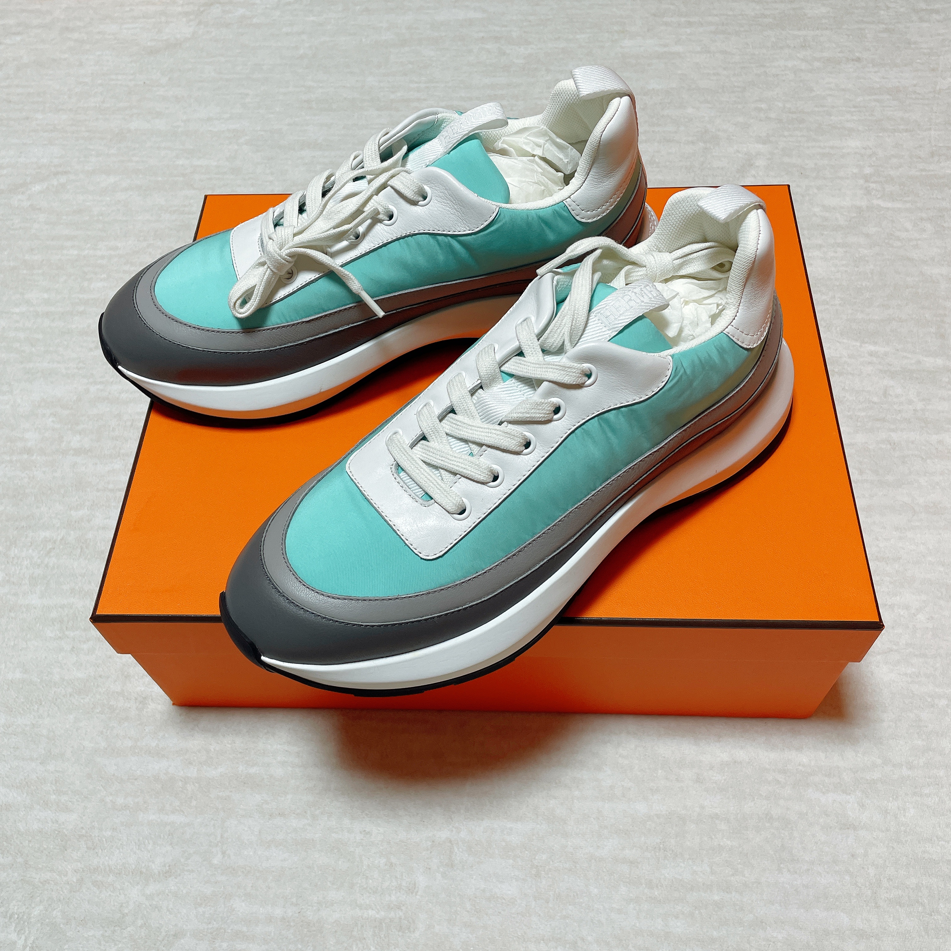 Hermes Gramme Sneakers Parachute Fabric Calfskin & Multicolore Bleu Lagon 착용 스타일