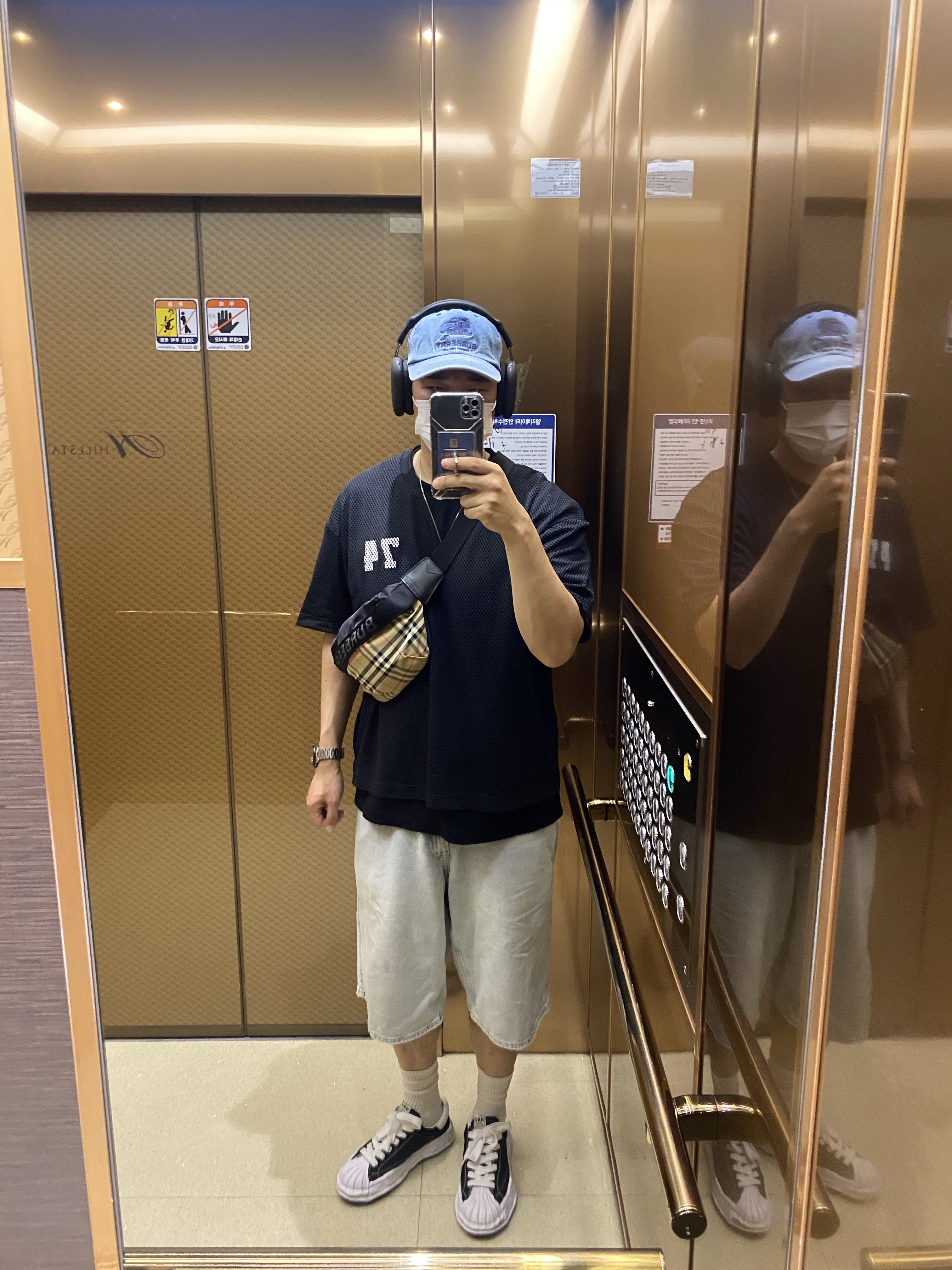 Apple AirPods Max USB C Midnight (Korean Ver.), Supreme x Burberry Denim 6-Panel Washed Blue - 22SS 착용 스타일