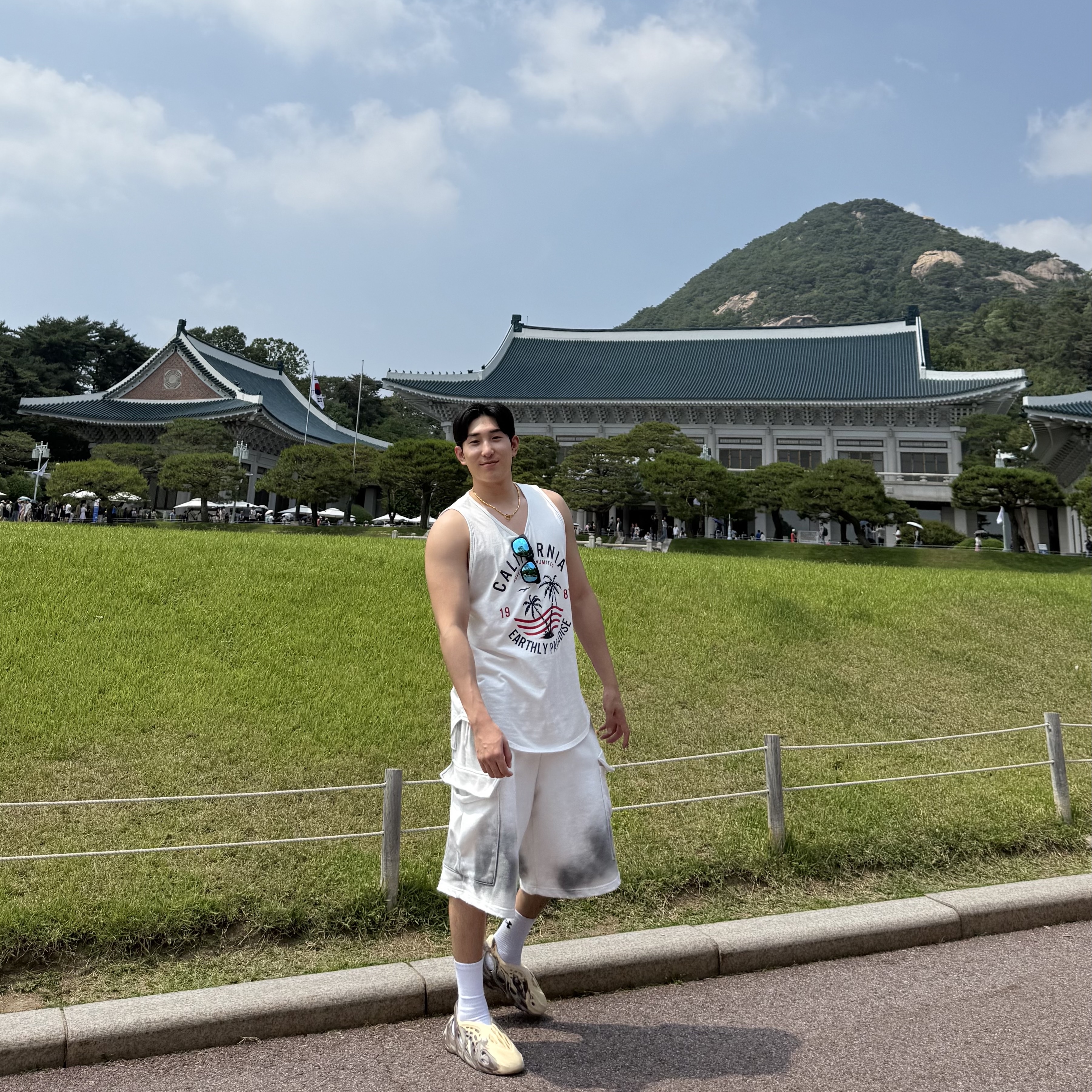 Adidas Yeezy Foam RNNR MX Cream Clay 착용 스타일 - 1