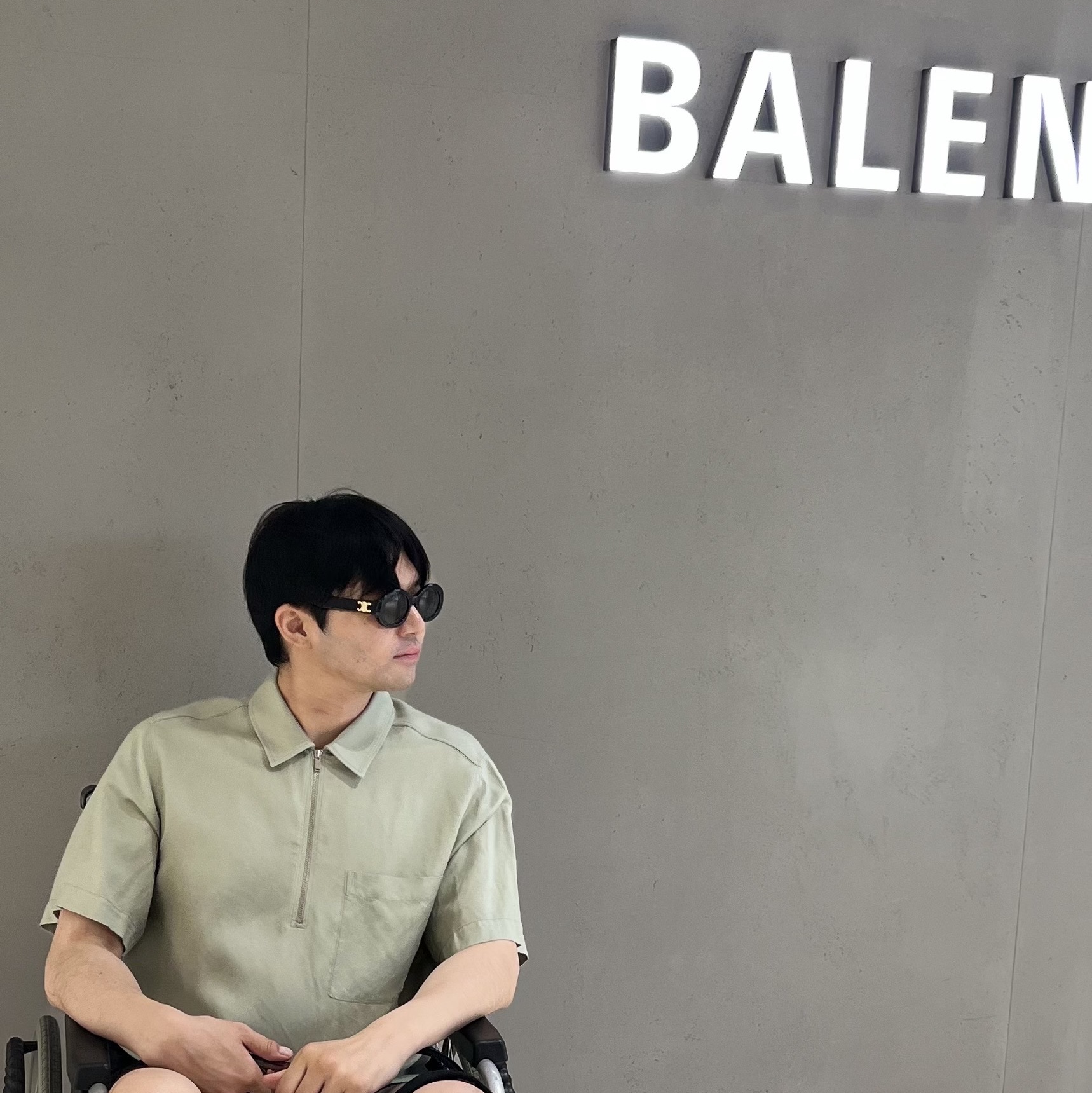 (W) Celine Triomphe 01 Sunglasses in Acetate Black 착용 스타일 - 3