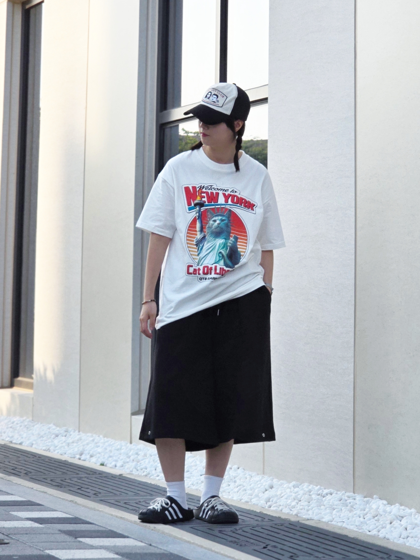 QT8 GARMENTS Cat of Liberty Tee Ivory, Adidas Adilette Clog Black White 착용 스타일 - 2