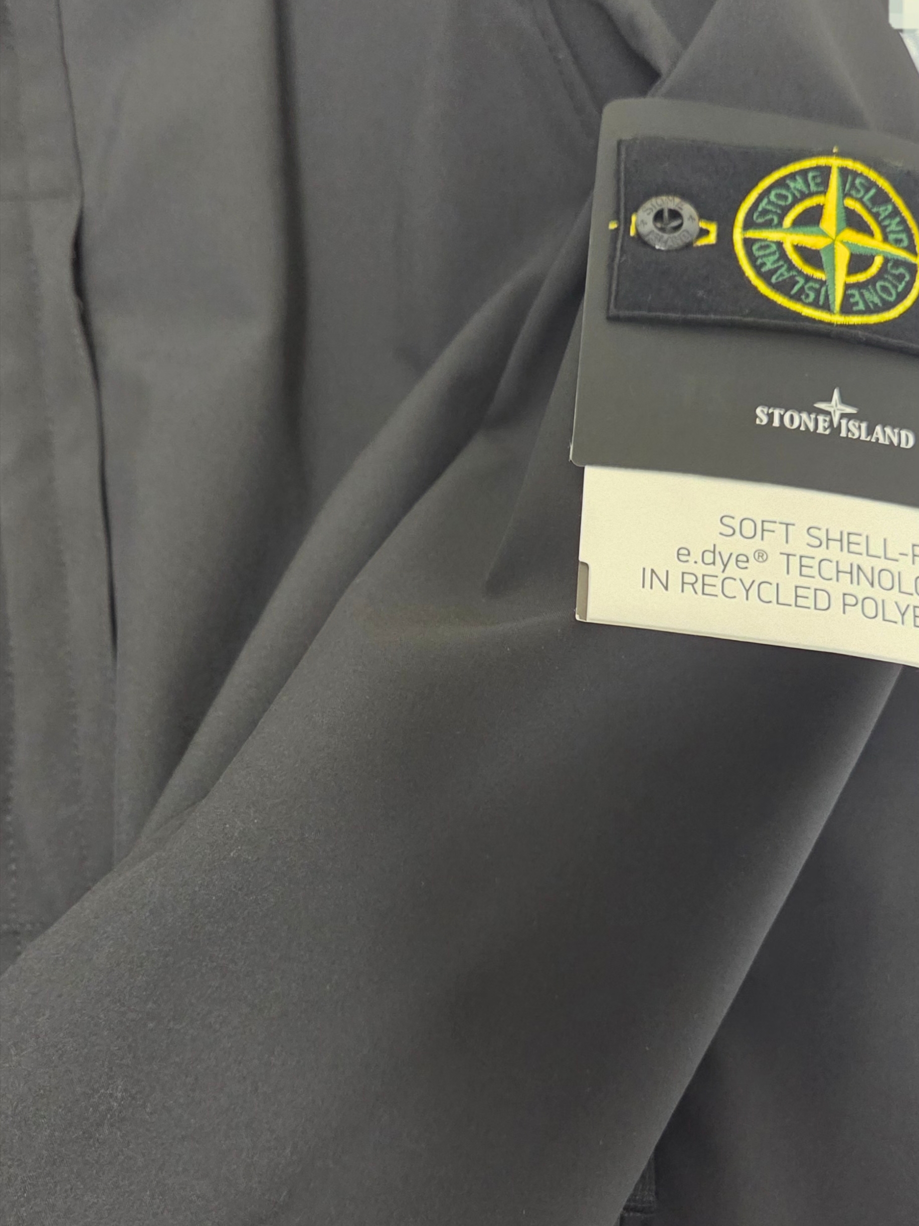 Stone Island Q0122 Soft Shell-R E.Dye Technology Jacket Black - 23FW 착용 스타일