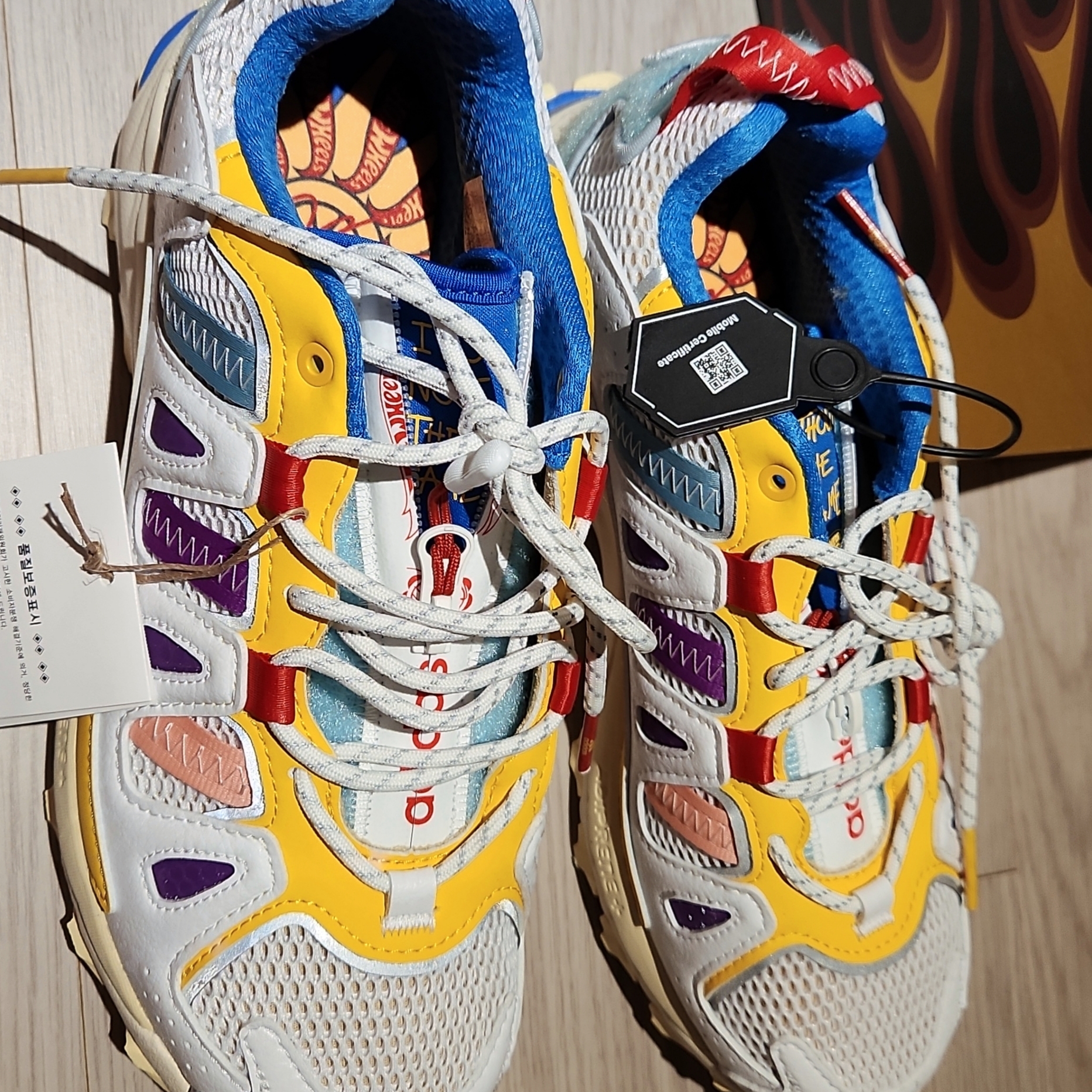 [3 SET] KREAM x LI2 Air Daily X Crew Socks White, Adidas x Sean Wotherspoon x Hot Wheels Superturf Adventure White Bold Gold 착용 스타일 - 2