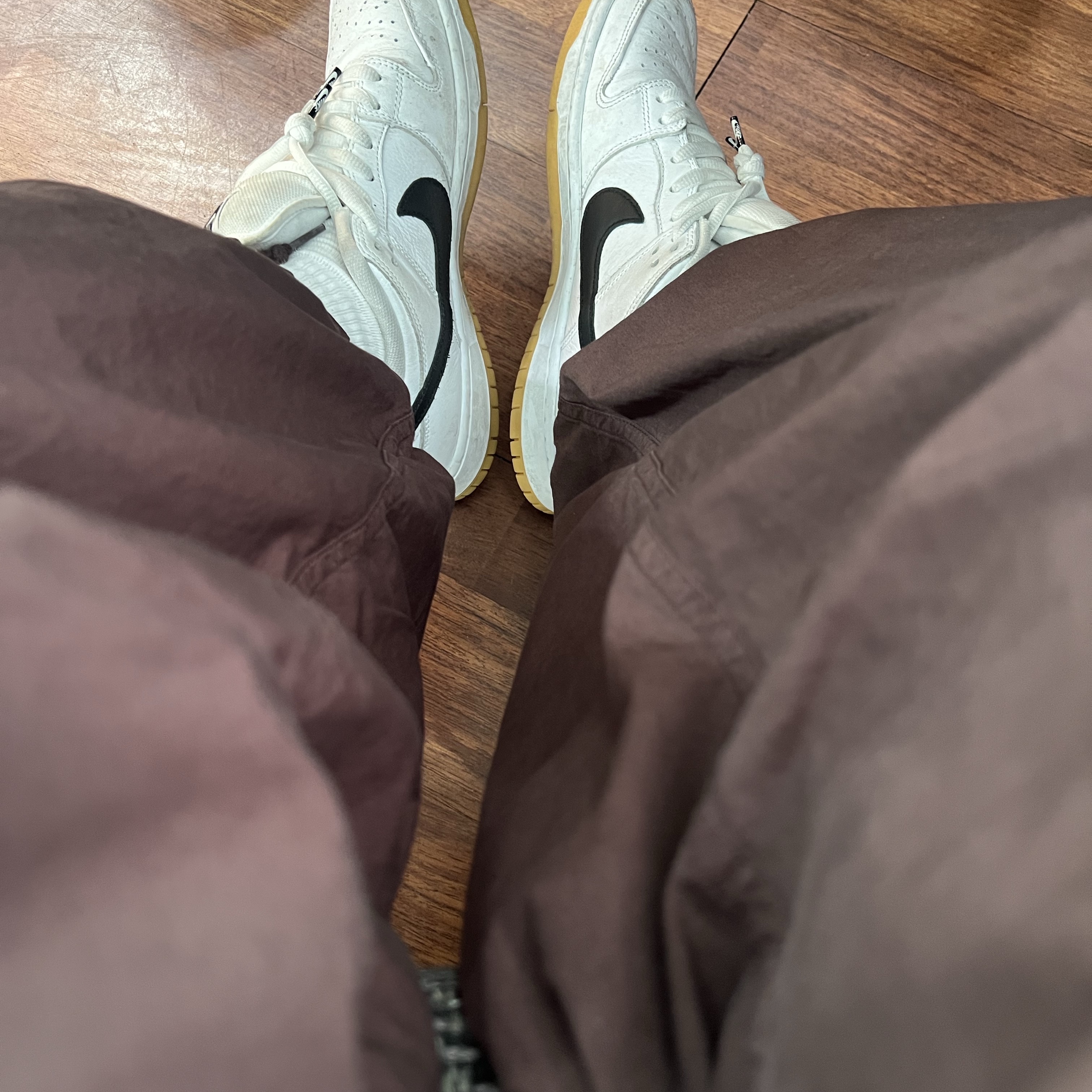 Nike SB Dunk Low Pro White and Gum Light Brown 착용 스타일