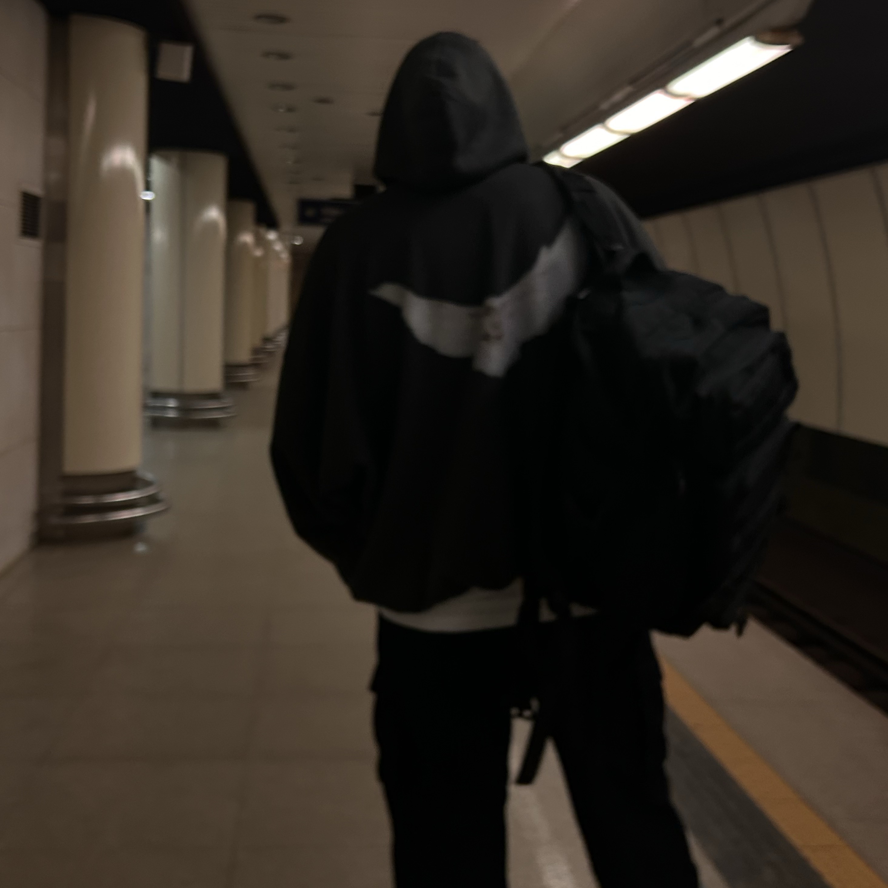 Yeezy Gap Engineered By Balenciaga Dove Hoodie Black, Nike Air Force 1 '07 Black University Red 착용 스타일