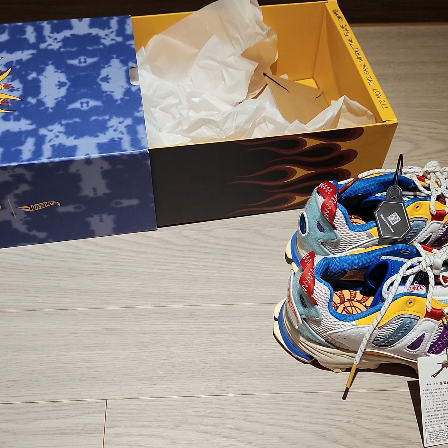 [3 SET] KREAM x LI2 Air Daily X Crew Socks White, Adidas x Sean Wotherspoon x Hot Wheels Superturf Adventure White Bold Gold 착용 스타일 - 3