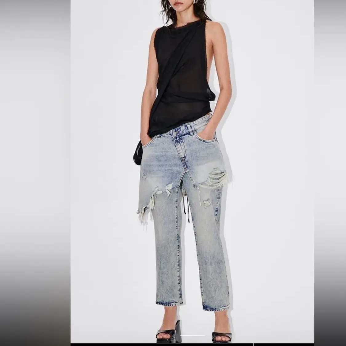 (W) Zara Asymmetrical Straight Leg Mid-Rise Jeans Faded Blue, (W) Miu Miu Satin Platform Sandals Black 착용 스타일
