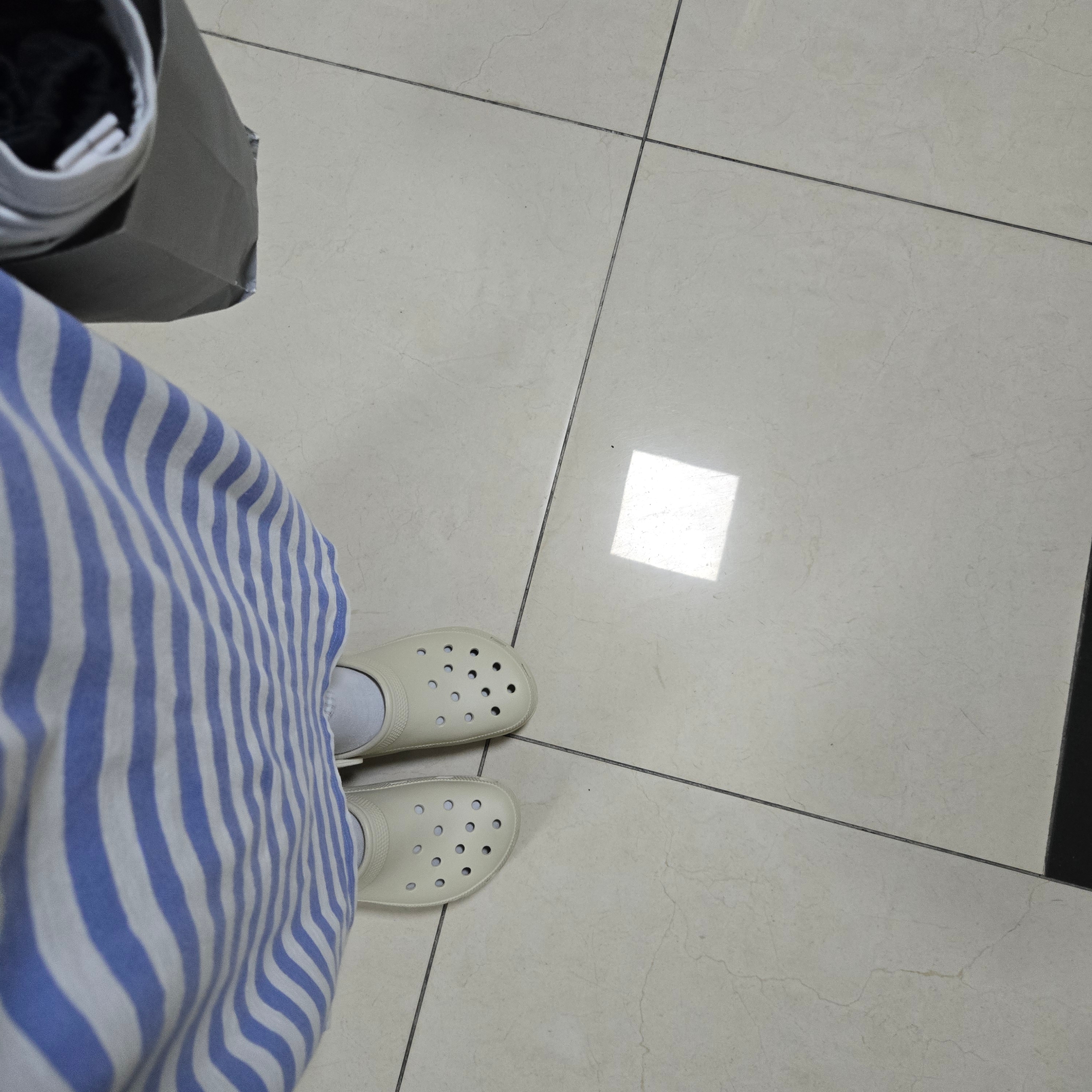 (W) Crocs Classic Platform Clog Bone 착용 스타일