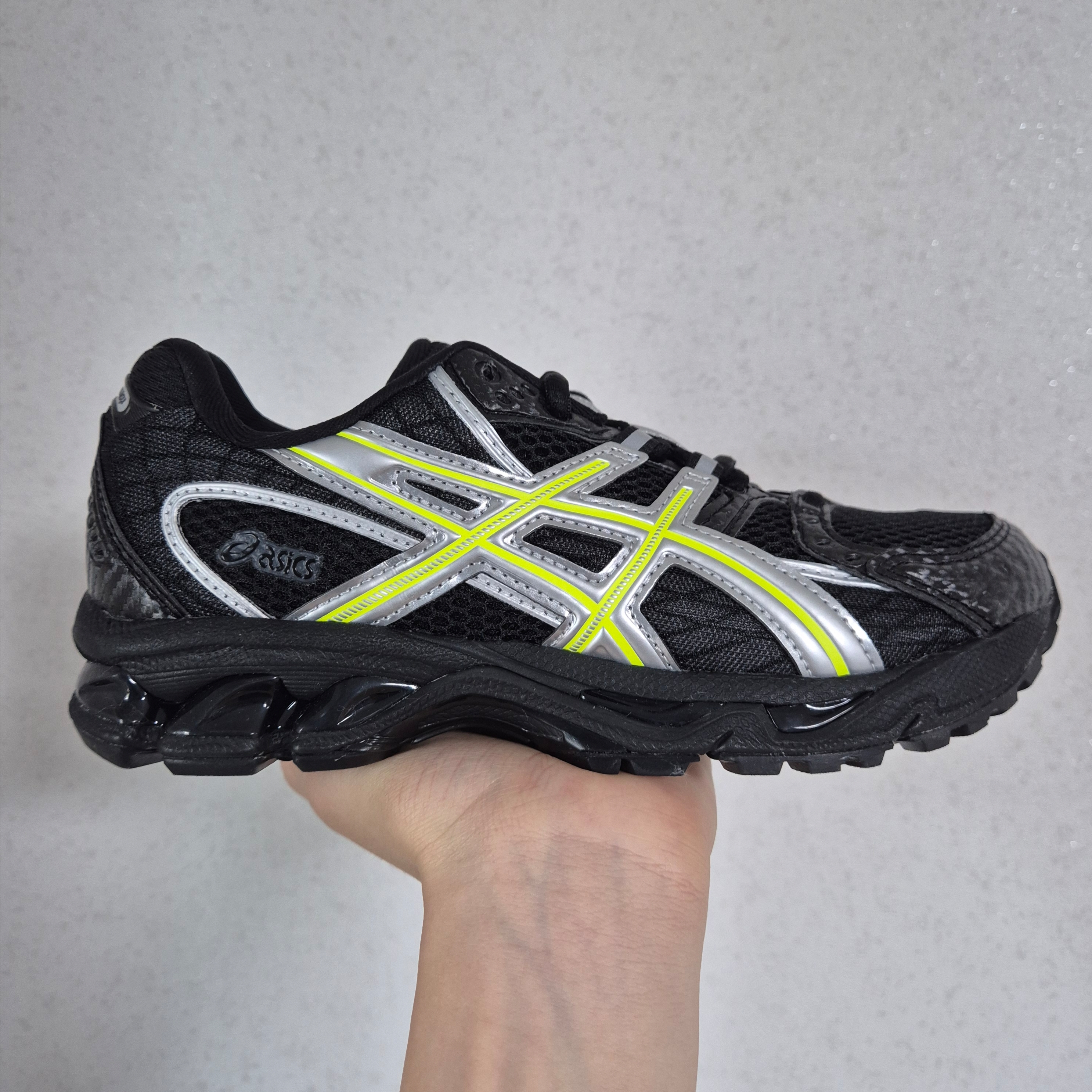 Asics x Kith Gel-Nimbus 10.1 Black Pure Silver 착용 스타일 - 2