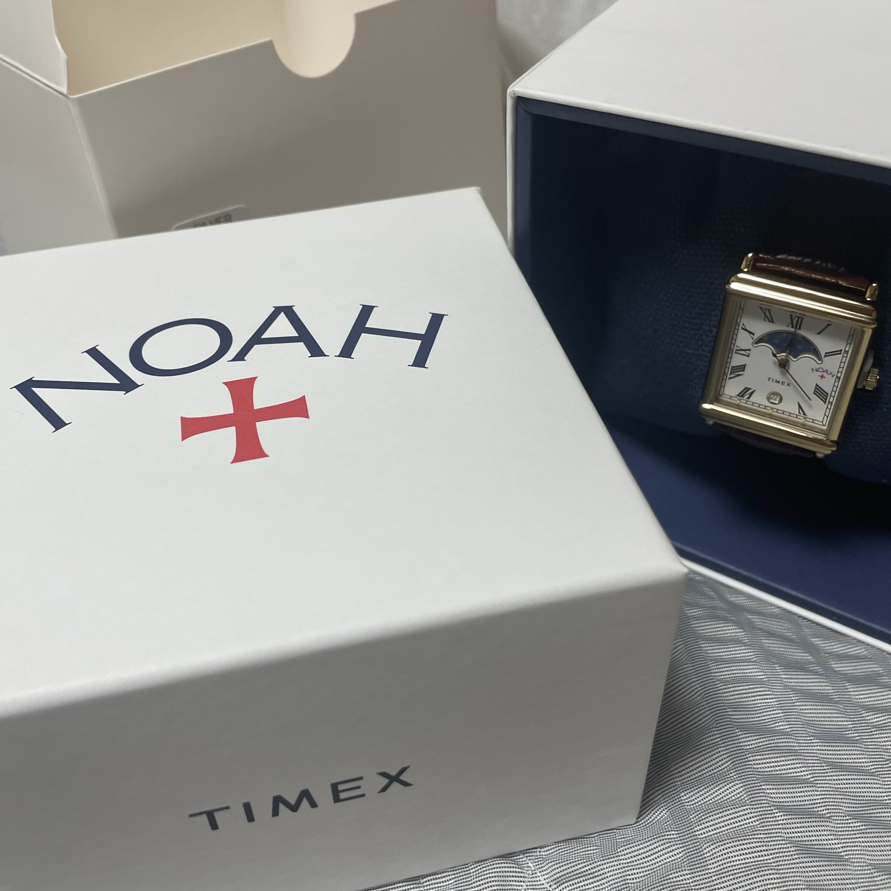 Timex x Noah Moon Phase Watch Brown Gold 착용 스타일 - 1
