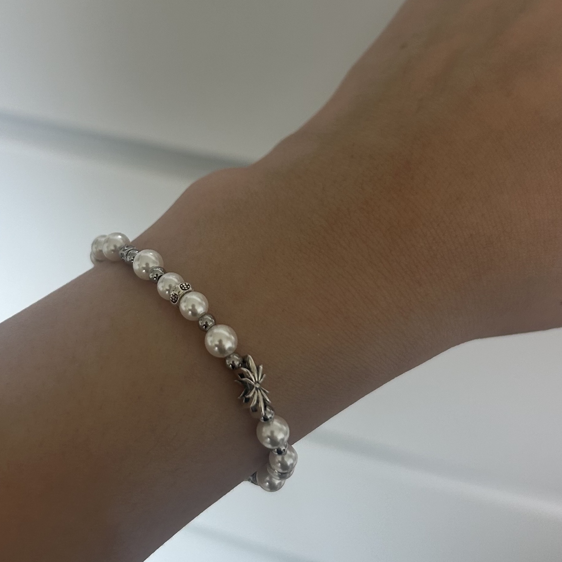 Scudo Snow White Ice Pearl Beads Bracelet 착용 스타일 - 1