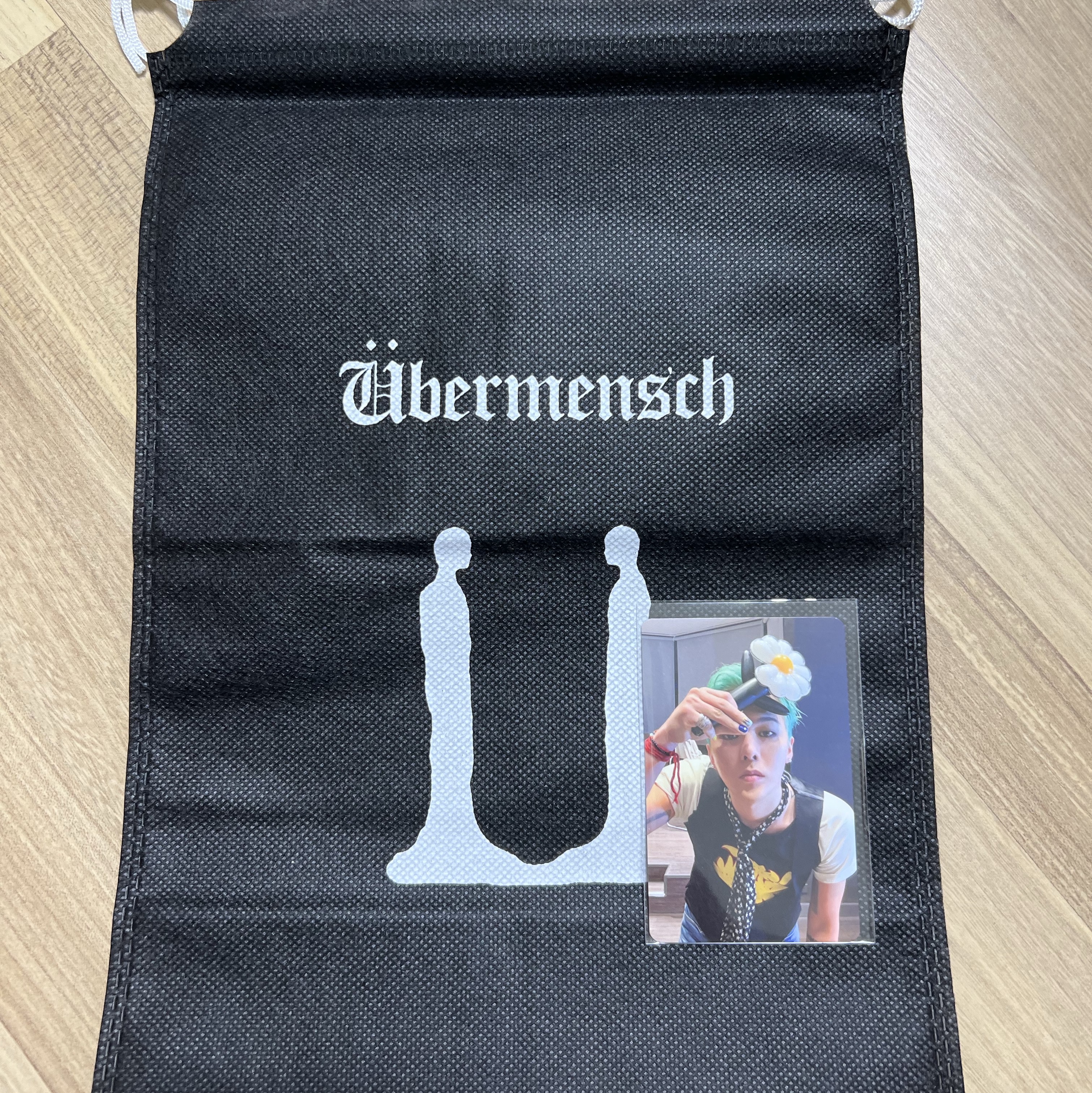 G-DRAGON Ubermensch Official Light Stick 착용 스타일 - 2