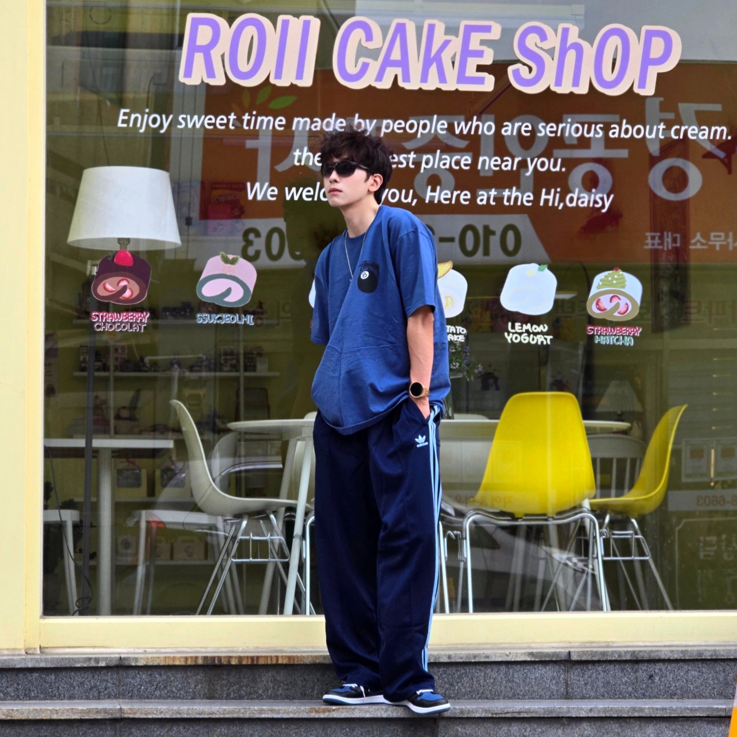 Stussy 8 Ball T-Shirt Midnight - 22SS, Adidas Originals Adicolor Buggy Fit Firebird Track Pants Night Indigo Clear Sky - KR Sizing 착용 스타일 - 4