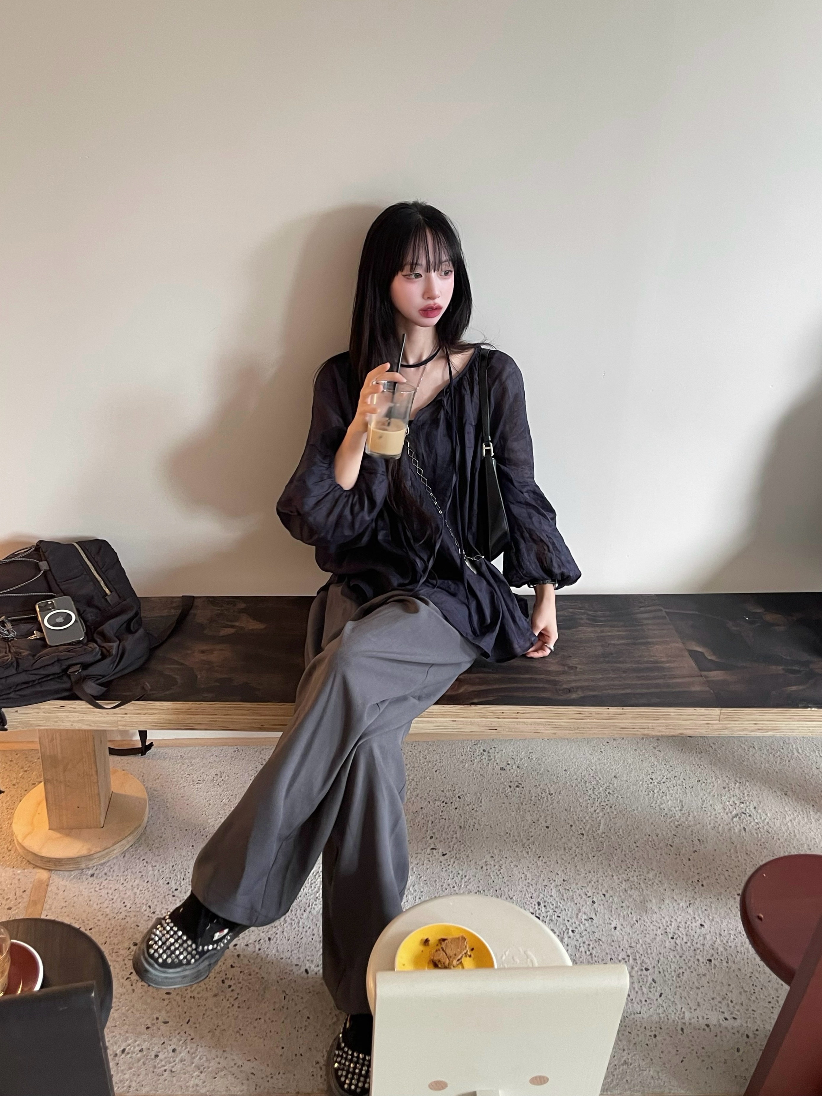 Maison Mihara Yasuhiro Baker OG Sole Studded Canvas Low-top Sneakers White, Prada Cleo Brushed Leather Shoulder Bag Black 착용 스타일 - 2