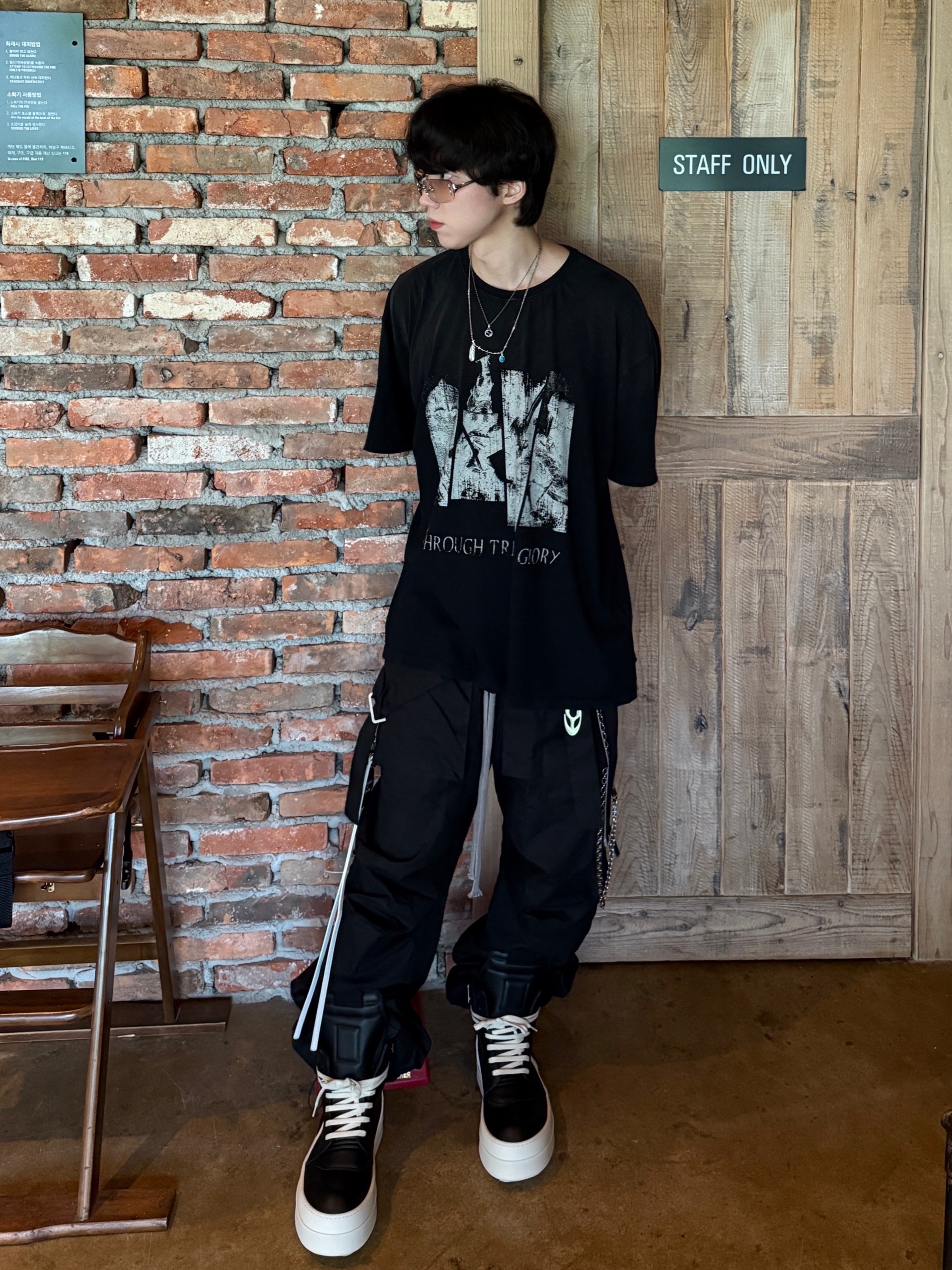 Rick Owens Hollywood Mega Bumper Geobasket in Full Grain Calf Leather Black Milk, Wapworks Wide Safety Cargo Pants Black 착용 스타일 - 6