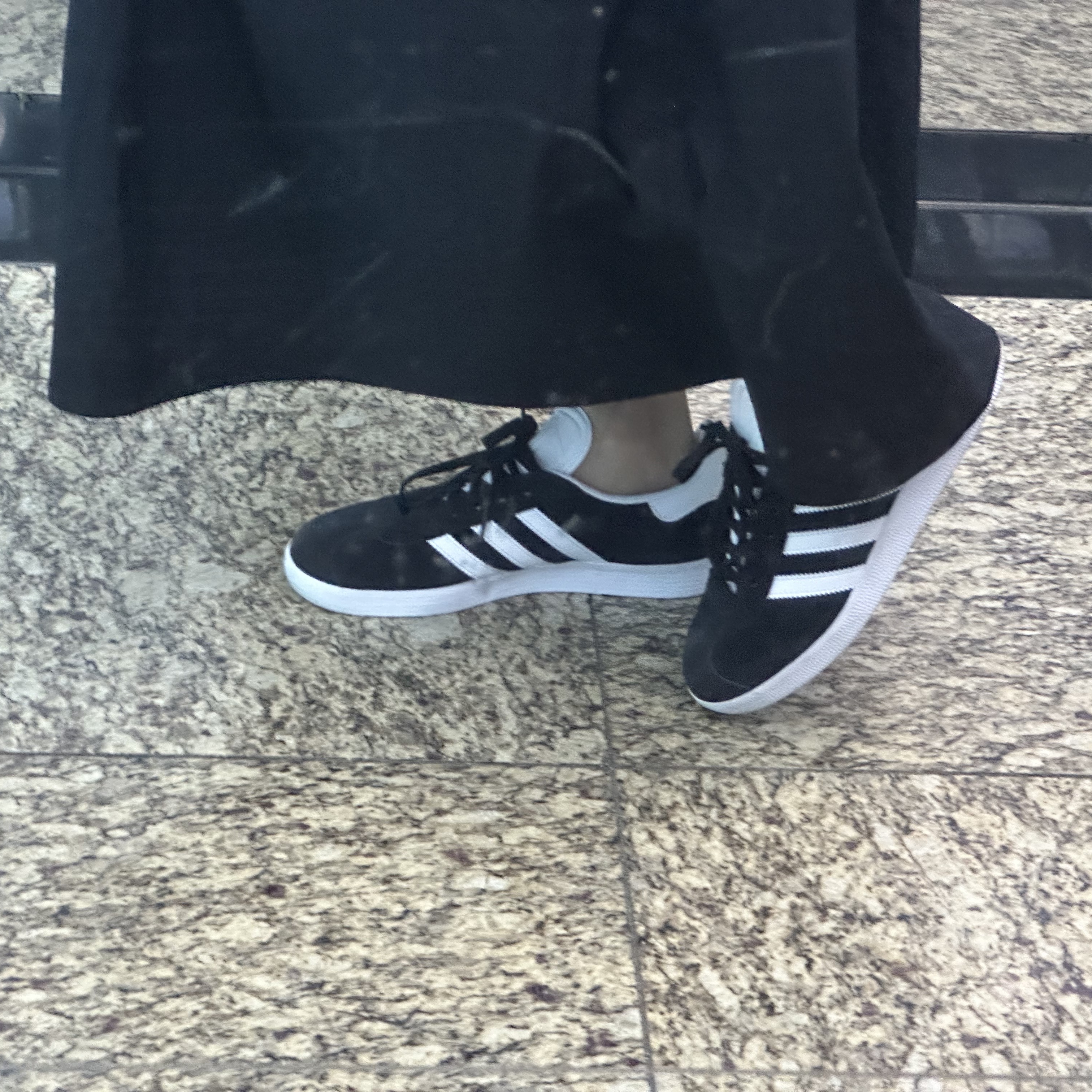 Adidas Gazelle Core Black White 착용 스타일