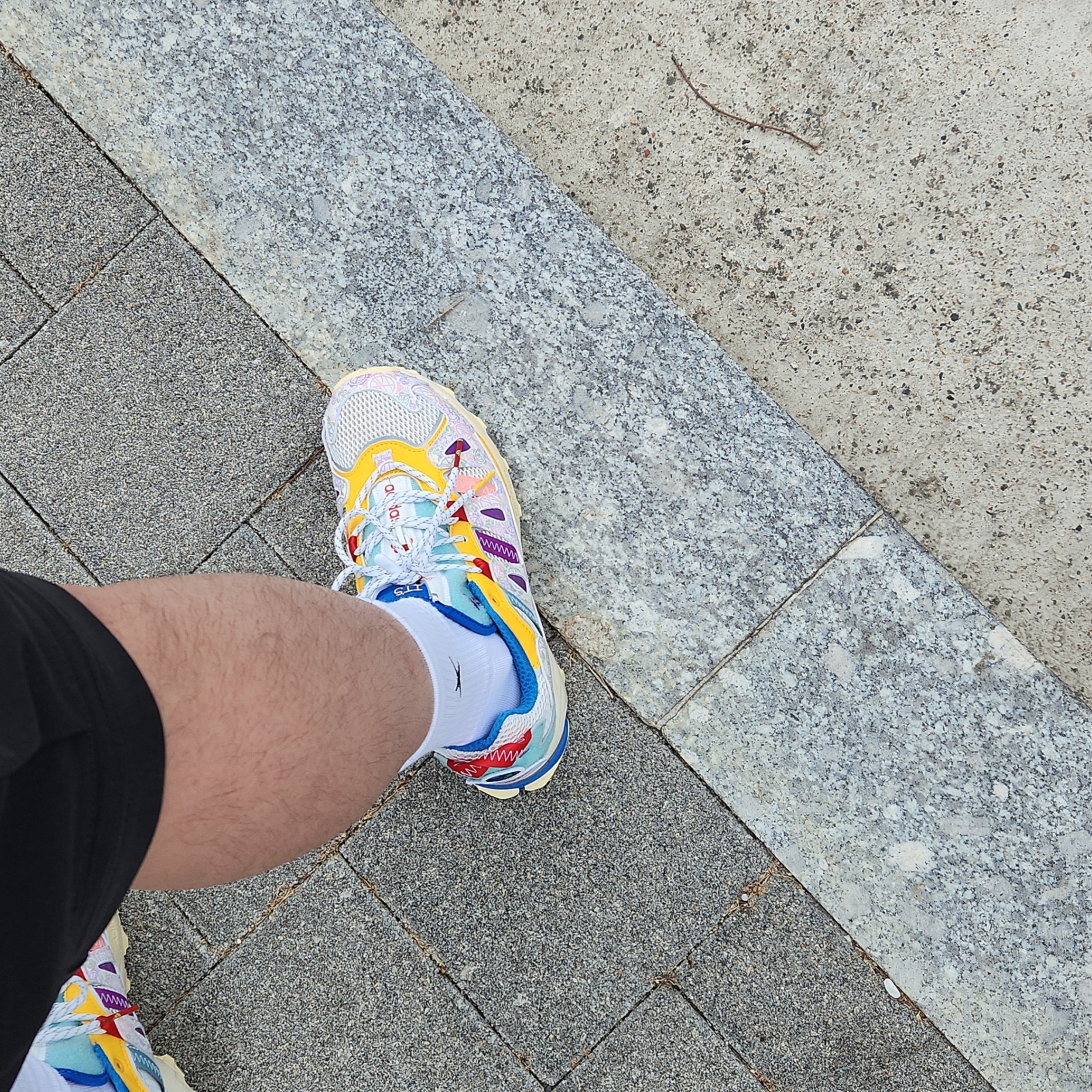 [3 SET] KREAM x LI2 Air Daily X Crew Socks White, Adidas x Sean Wotherspoon x Hot Wheels Superturf Adventure White Bold Gold 착용 스타일 - 1