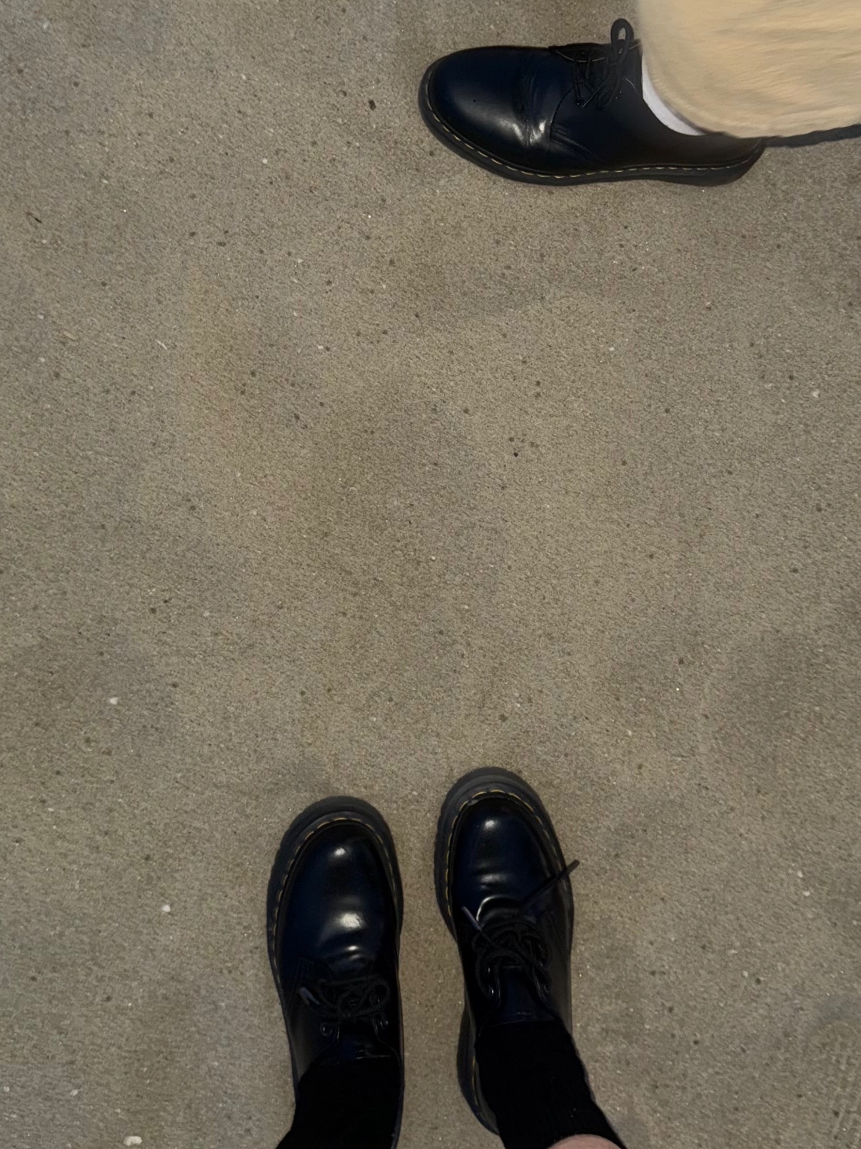 Dr. Martens 1461 Quad Black, (W) Glowny G Classic Fitted T-Shirt Navy 착용 스타일 - 3
