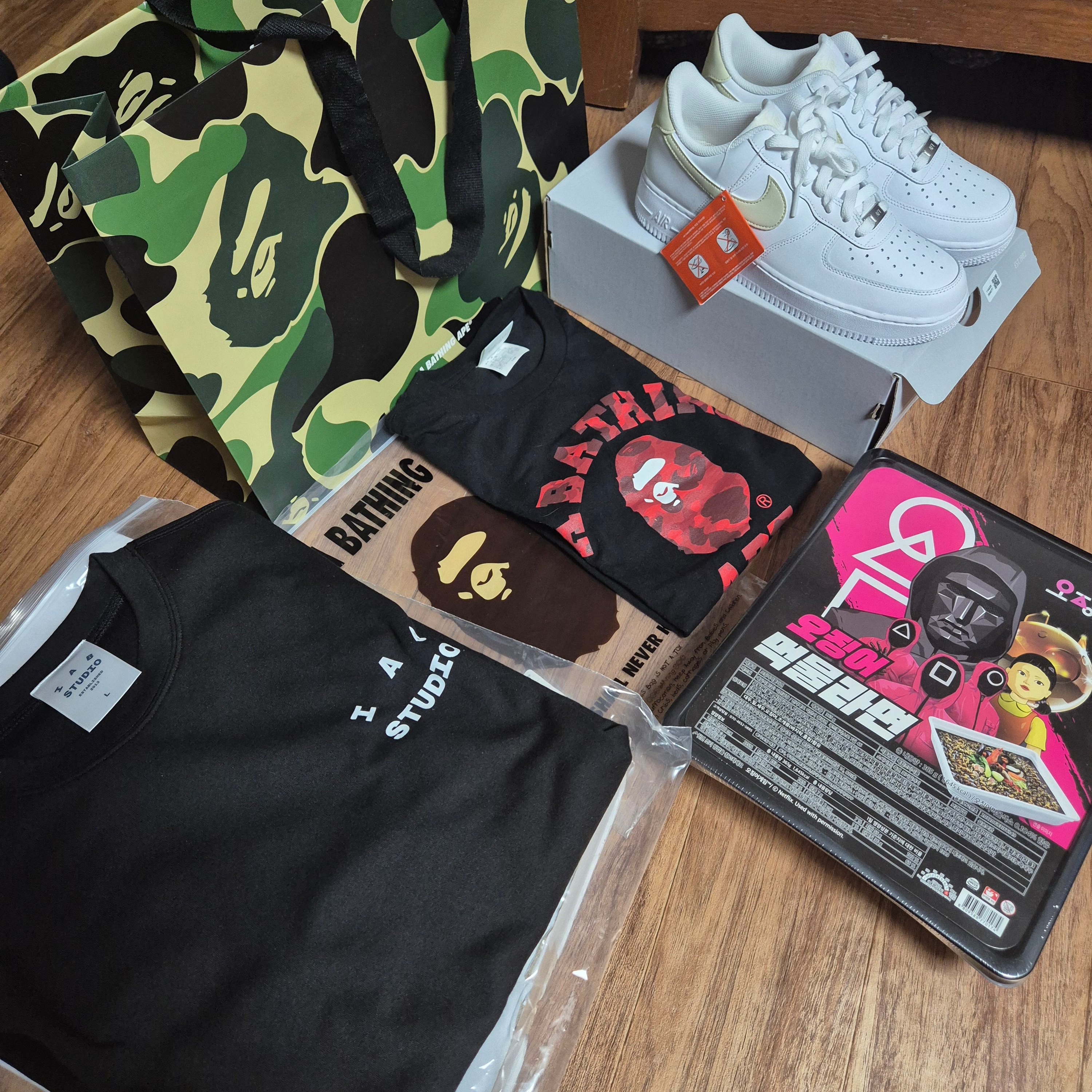 Nike Air Force 1 '07 White Light Khaki, IAB Studio Basic T-Shirt Black White 착용 스타일