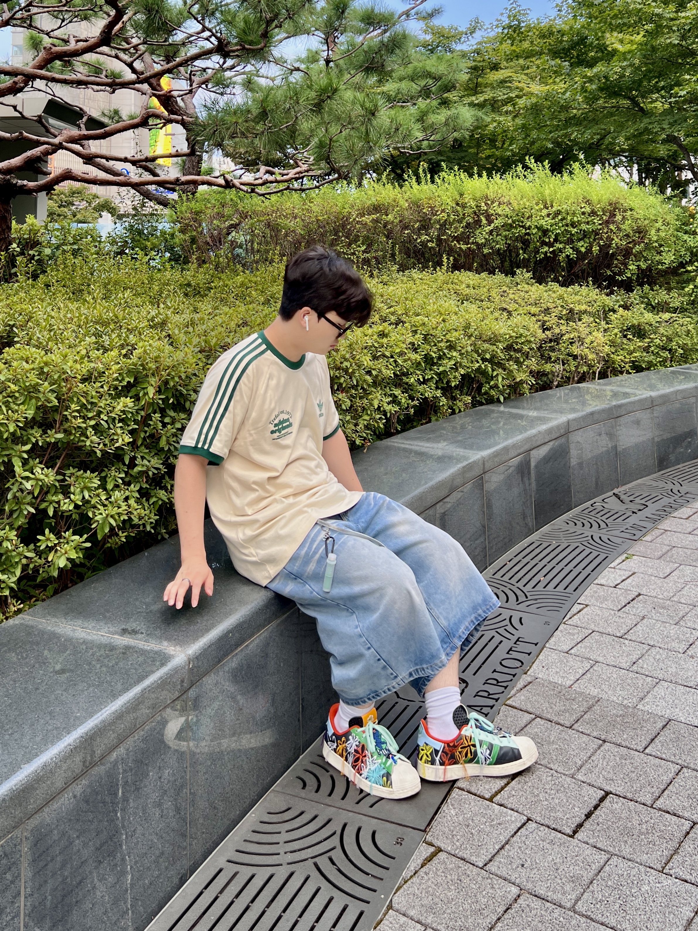 Adidas Sport Graphic Cali T-Shirt Wonder White - KR Sizing, Adidas x Sean Wotherspoon Superstar Superearth Black 착용 스타일 - 1