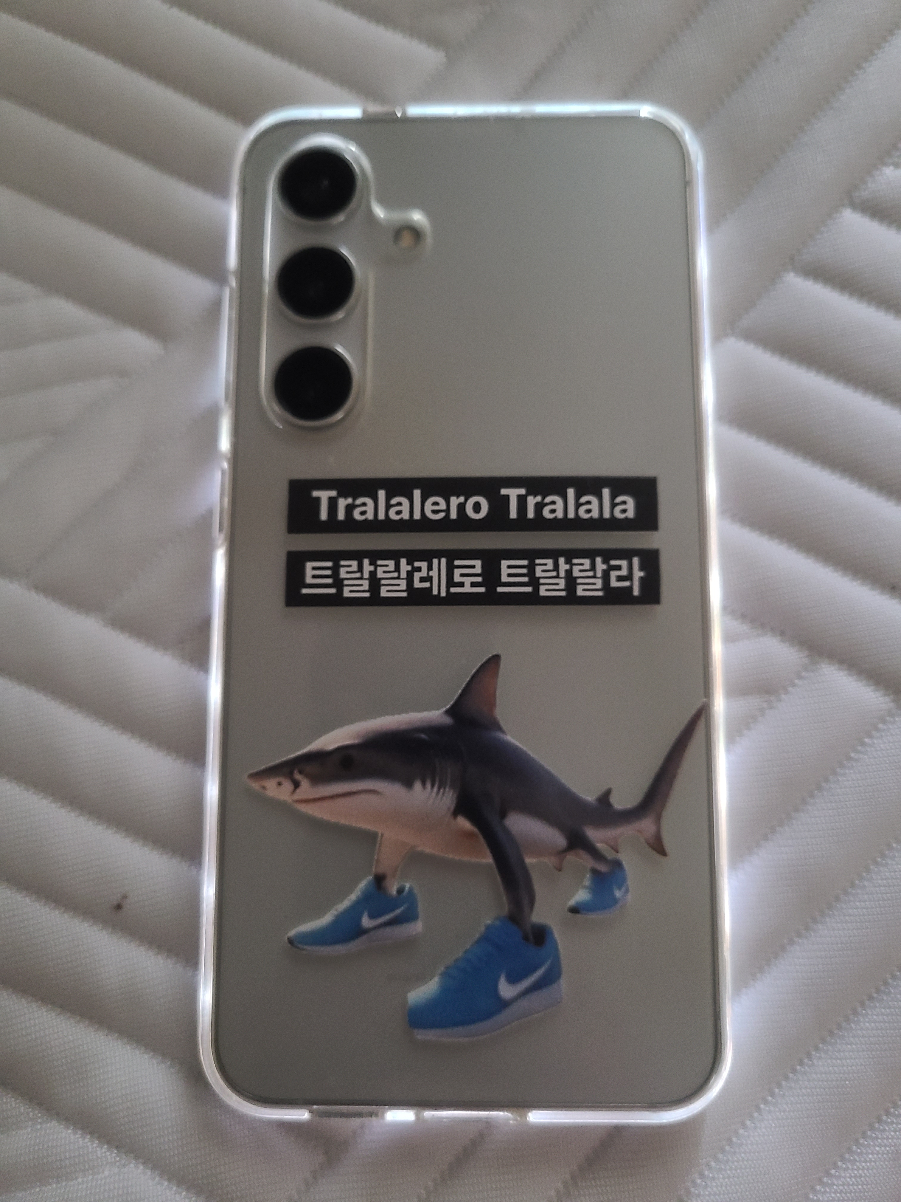 [S등급] Refurbished Galaxy S24 256GB Marble Gray 착용 스타일