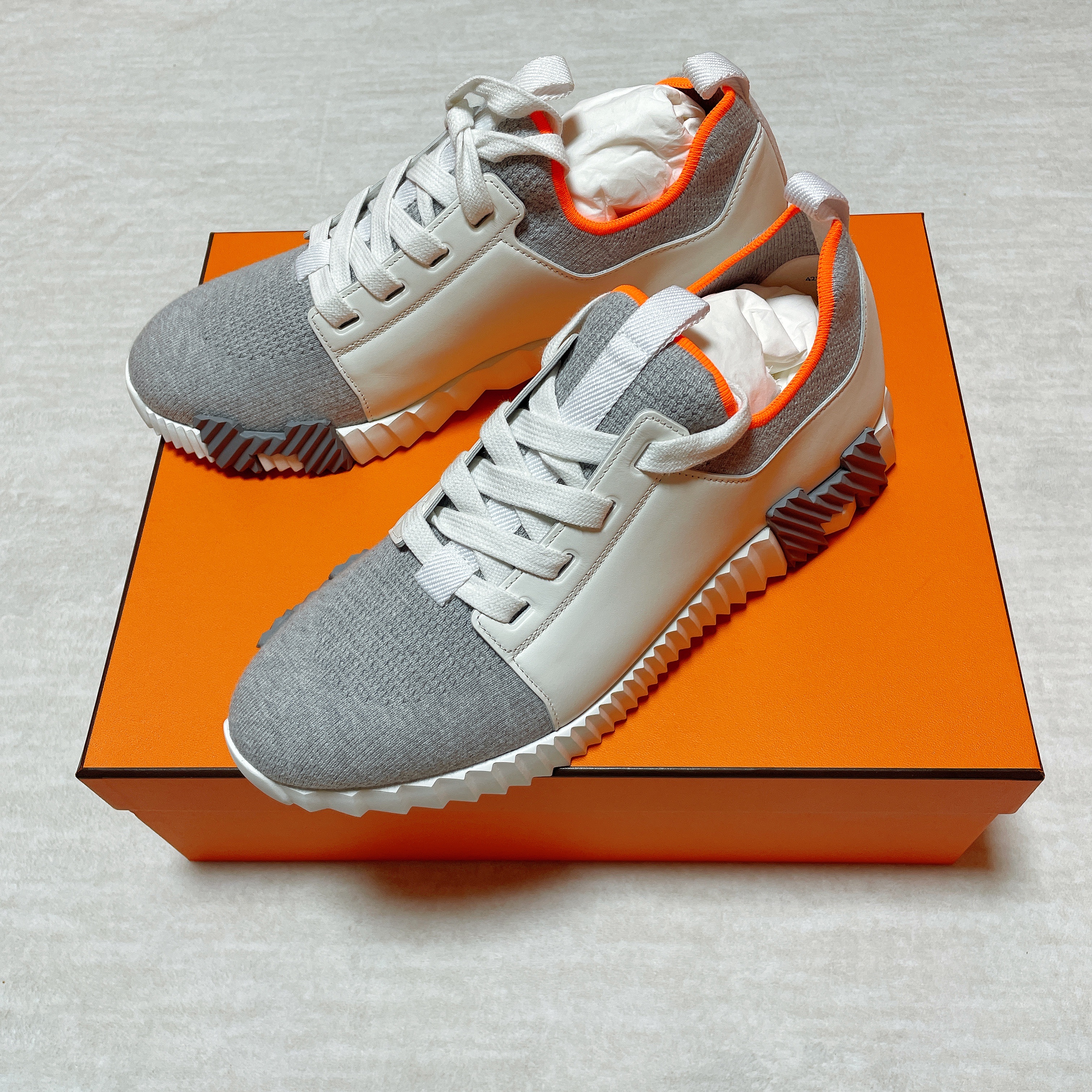 Hermes Depart Sneakers Knit Calfskin & Gris Blanc 착용 스타일
