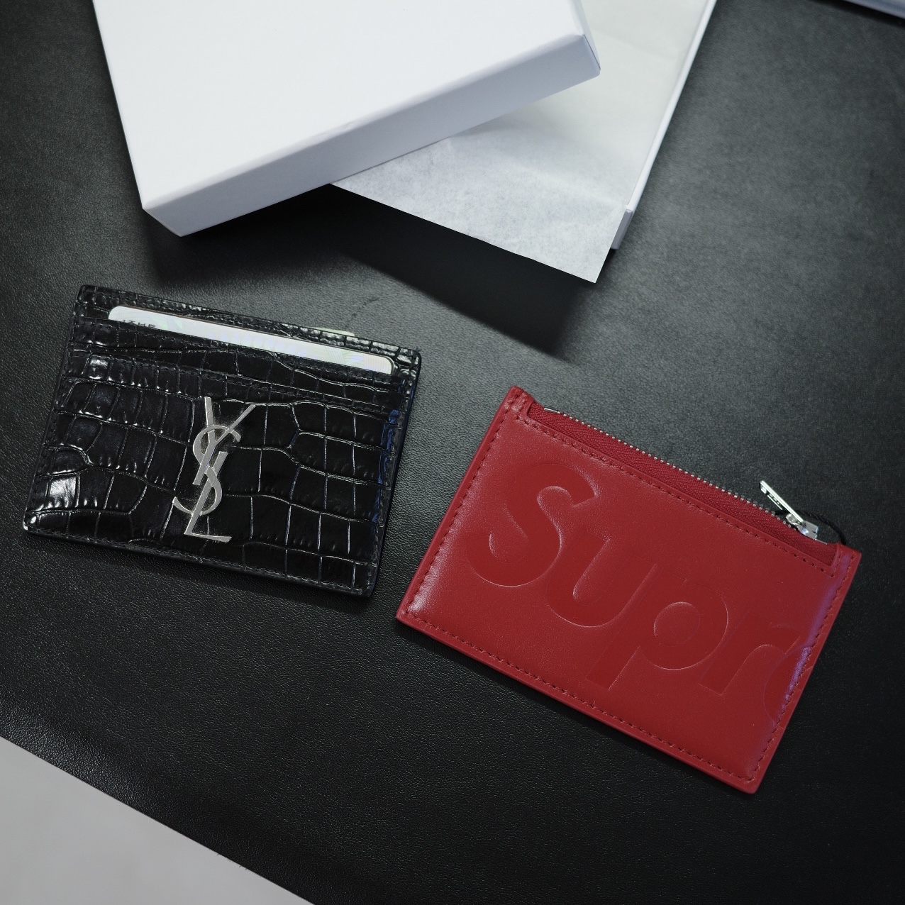 Supreme Leather Zip Card Holder Red 착용 스타일 - 2