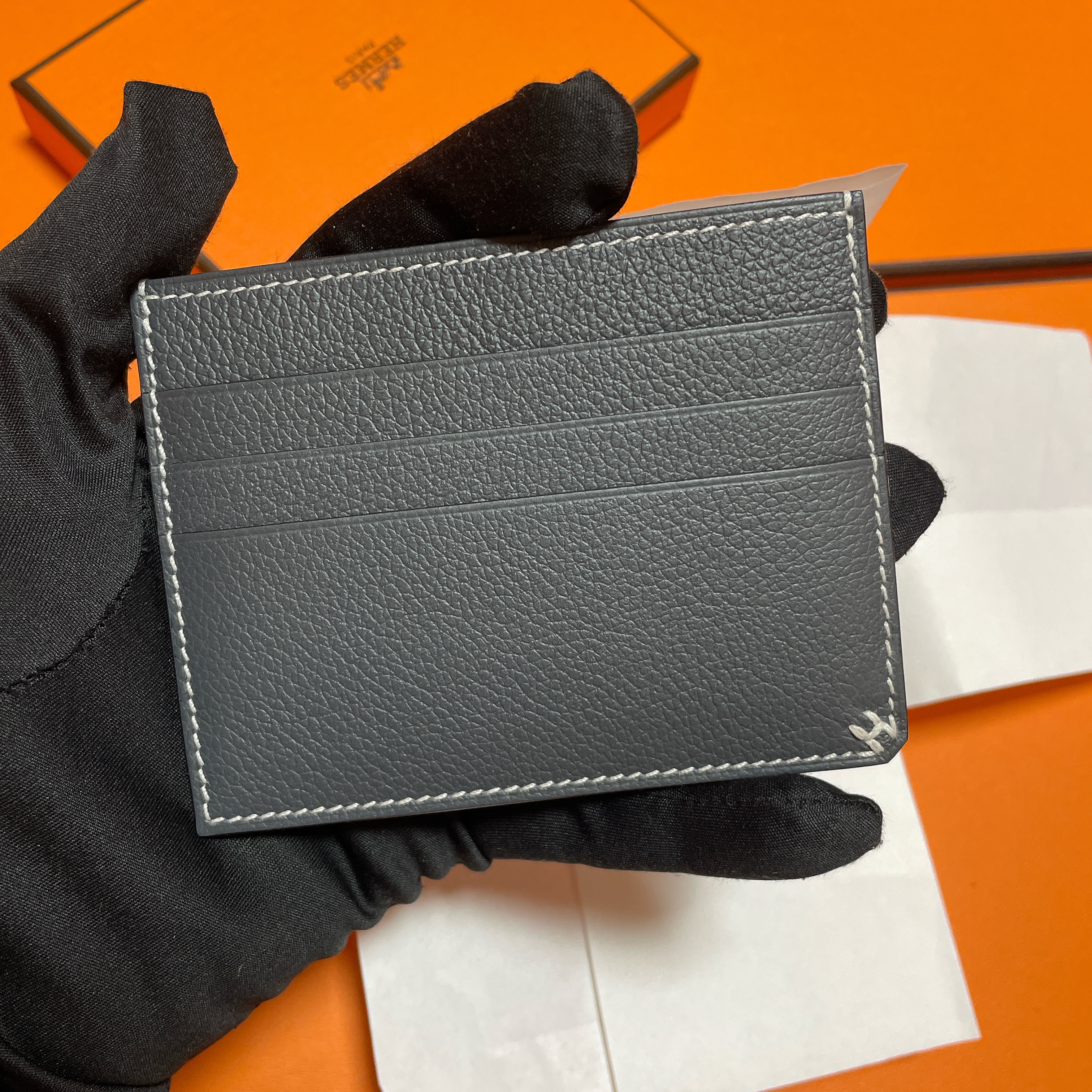 Hermes H Sellier Card Holder Evercolor & Gris Misty 착용 스타일 - 1