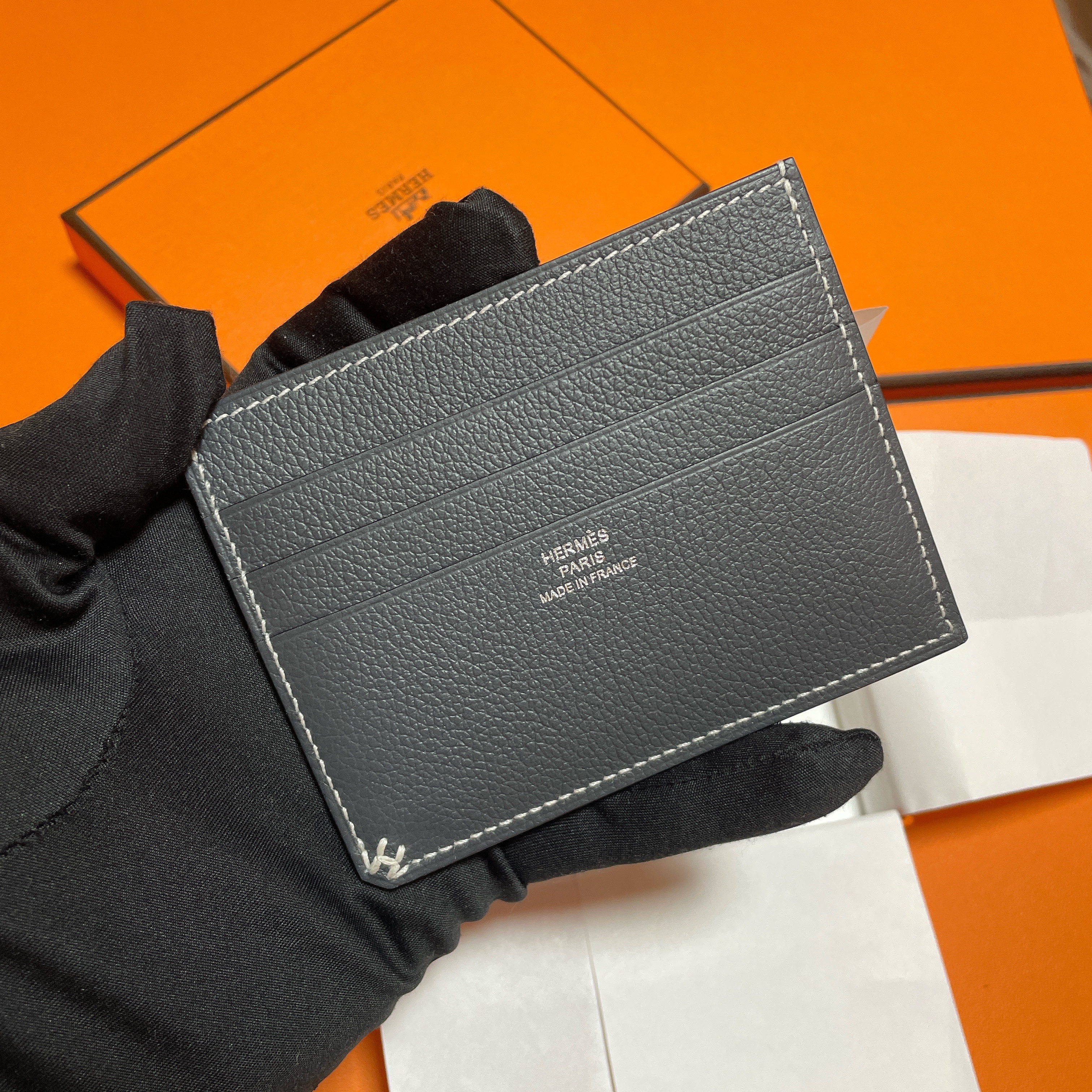 Hermes H Sellier Card Holder Evercolor & Gris Misty 착용 스타일 - 2
