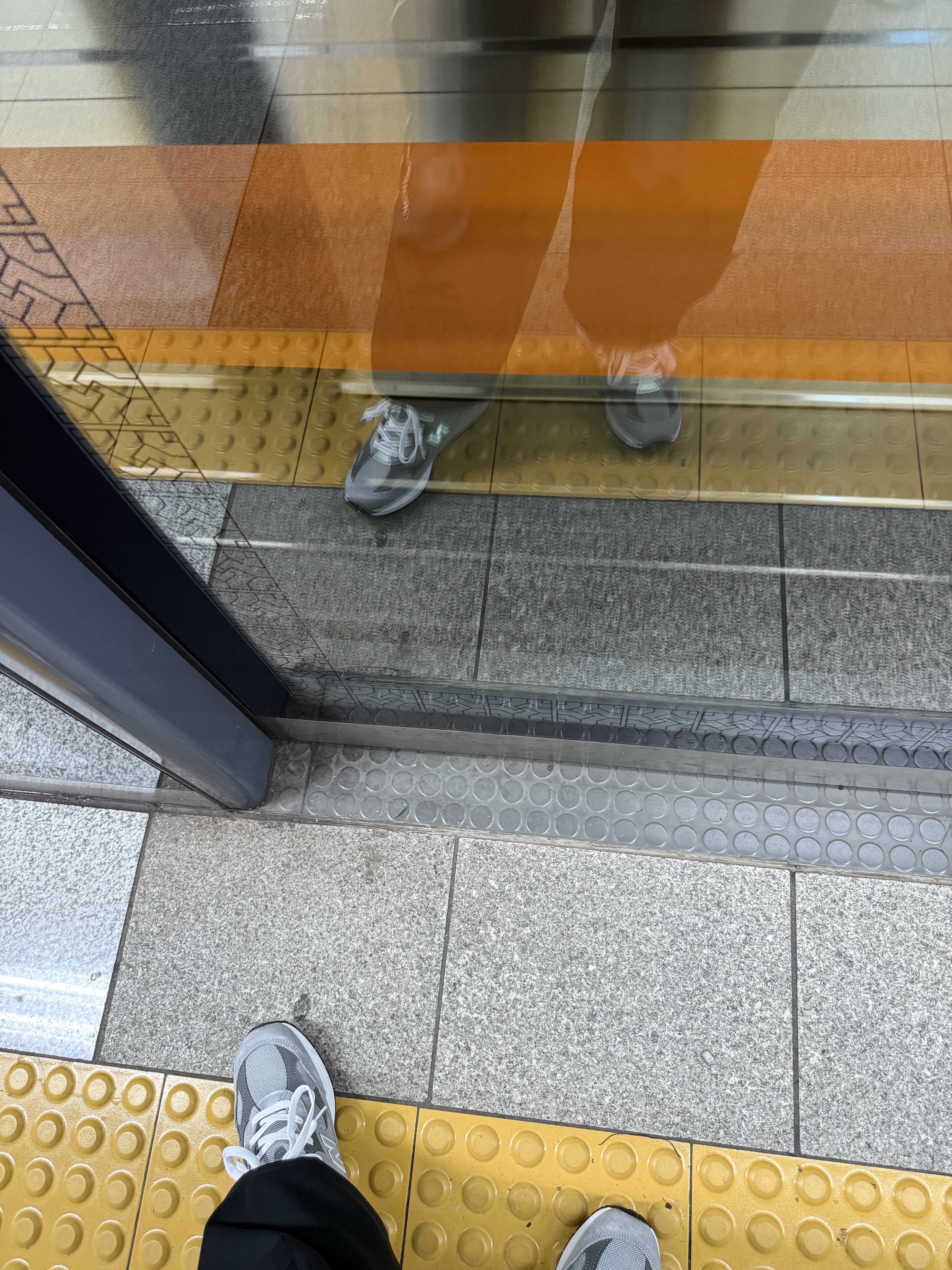 New Balance 992 Made in USA Grey - D Standard, Supreme x Nike Track Pant Black - 25SS 착용 스타일
